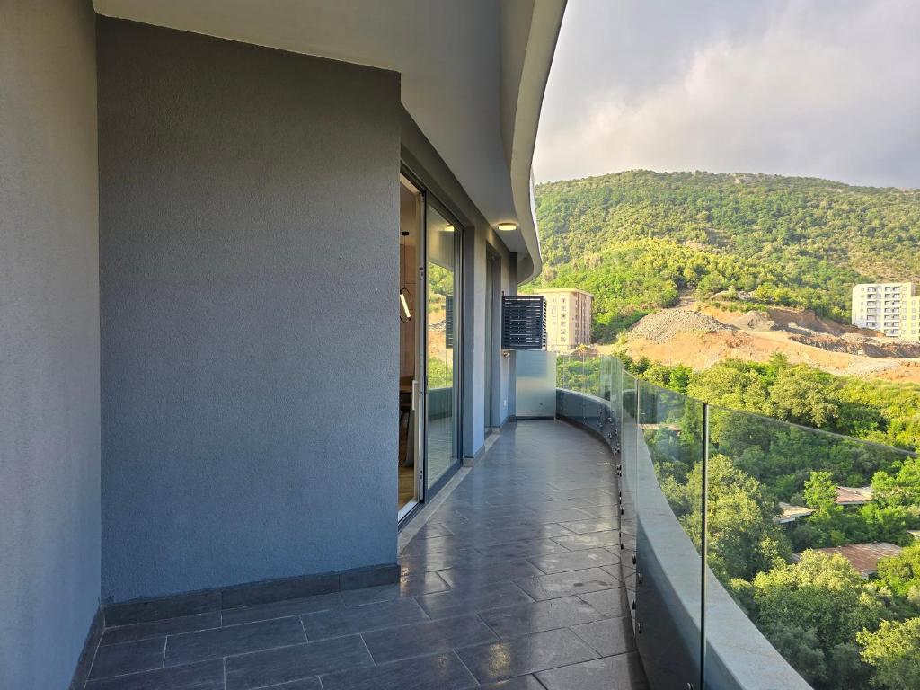 Geräumiger Balkon mit Panoramaverglasung und Bergblick in der Wohnung, Bečići, Montenegro.