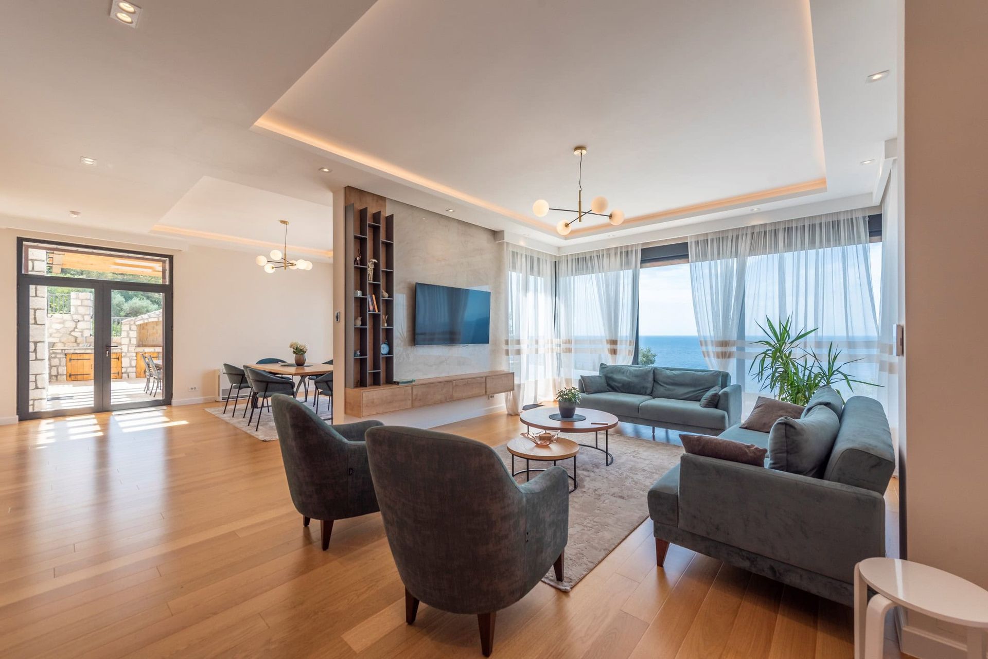 Salon moderne avec vue panoramique sur la mer dans une maison, Reževići, Monténégro : mobilier élégant et terrasse.