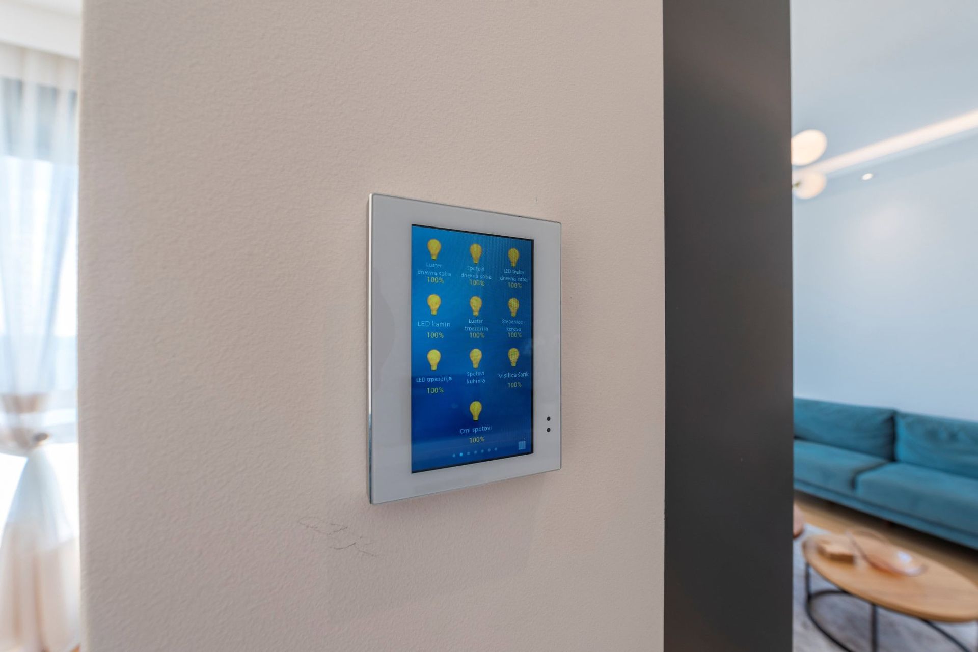 Panneau tactile de commande de maison intelligente dans le salon d’une maison de luxe à Reževići, Monténégro.