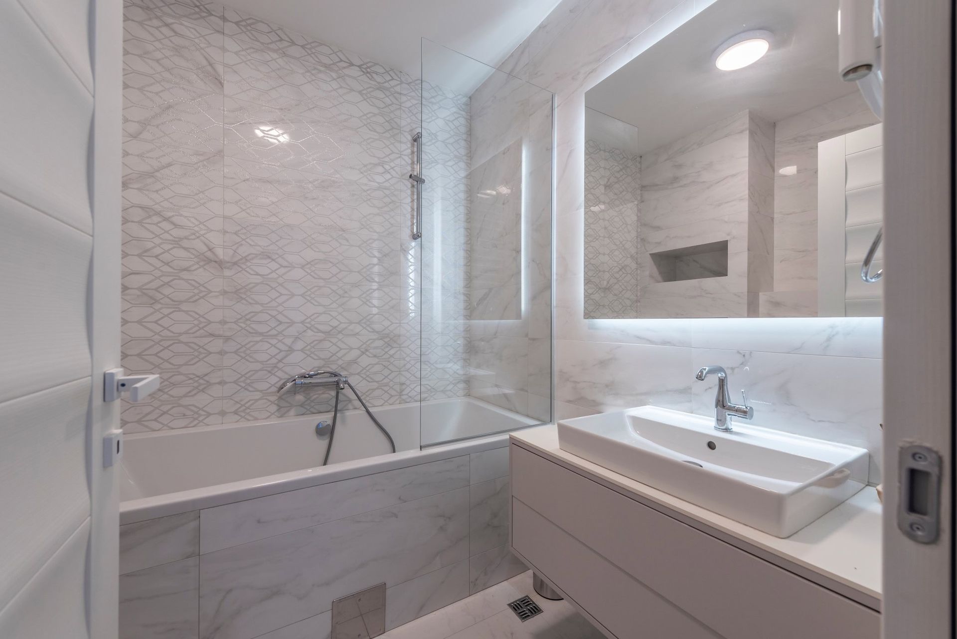 Salle de bains moderne avec cabine de douche et finition effet marbre dans une maison, Reževići, Monténégro.