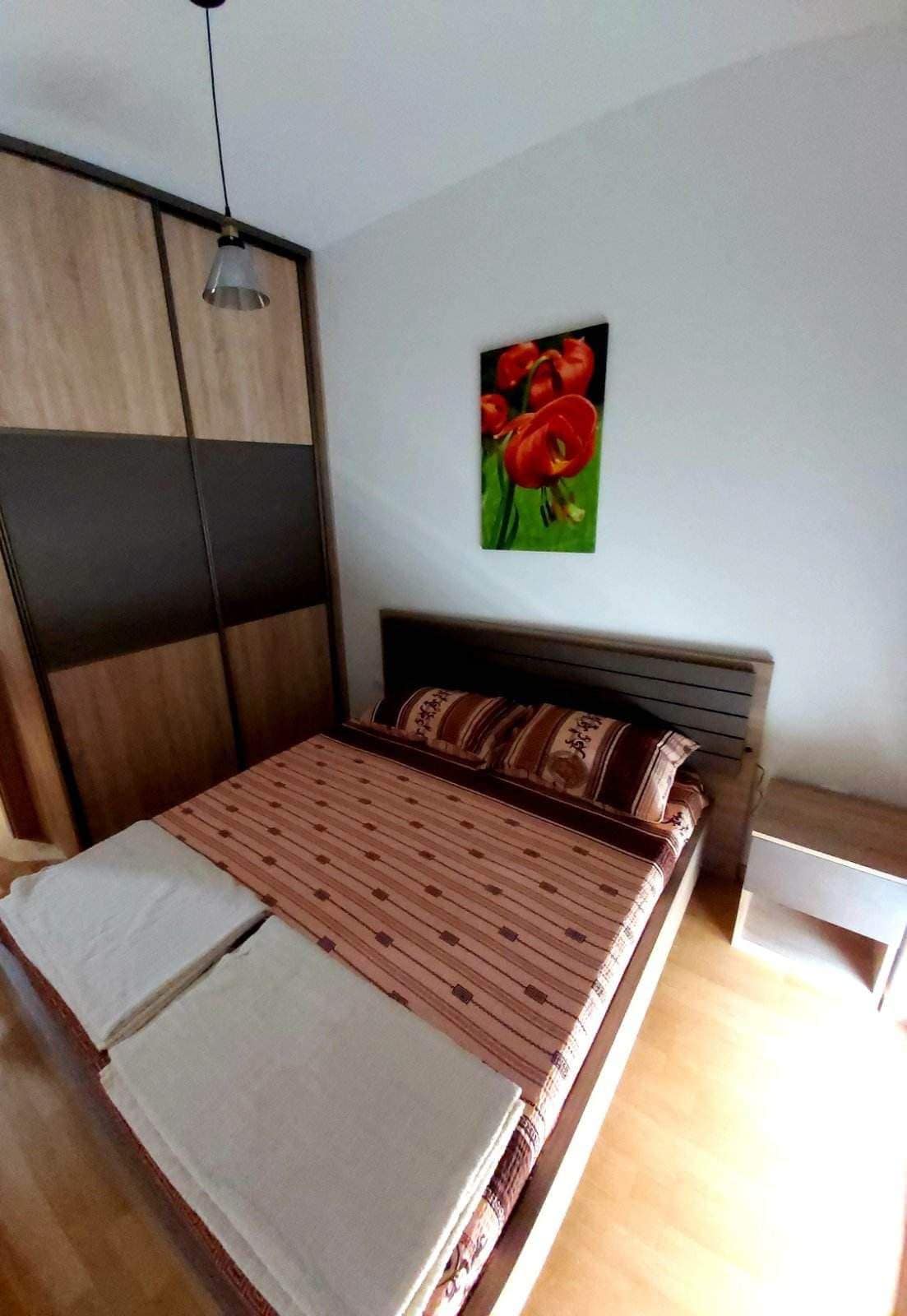 Schlafzimmer in einer Wohnung in Budva, Montenegro: Doppelbett, Einbauschrank und Nachttisch.
