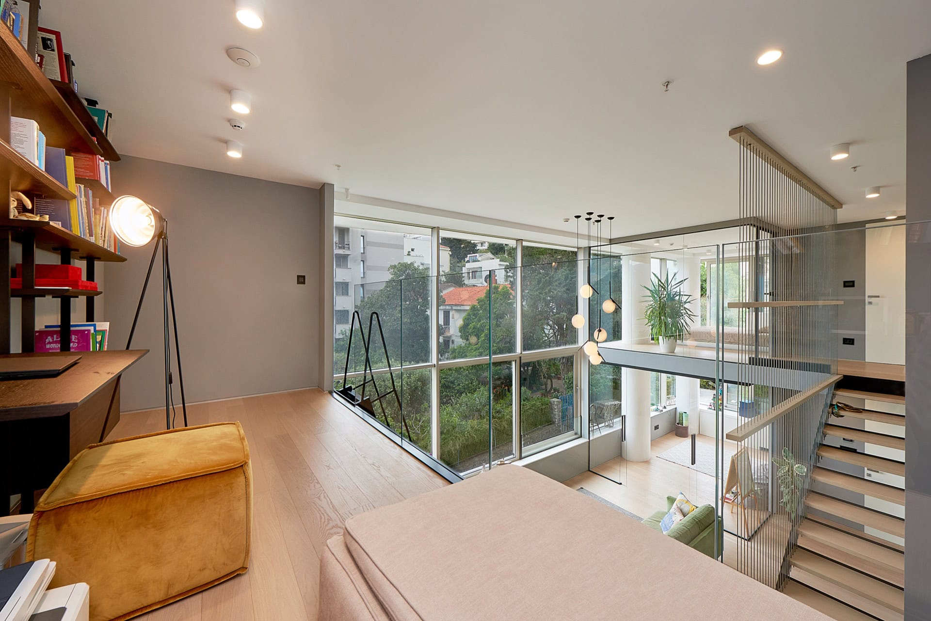 Moderne Maisonettewohnung in Budva, Montenegro: stilvolles Wohnzimmer mit Panoramafenstern und Treppe.
