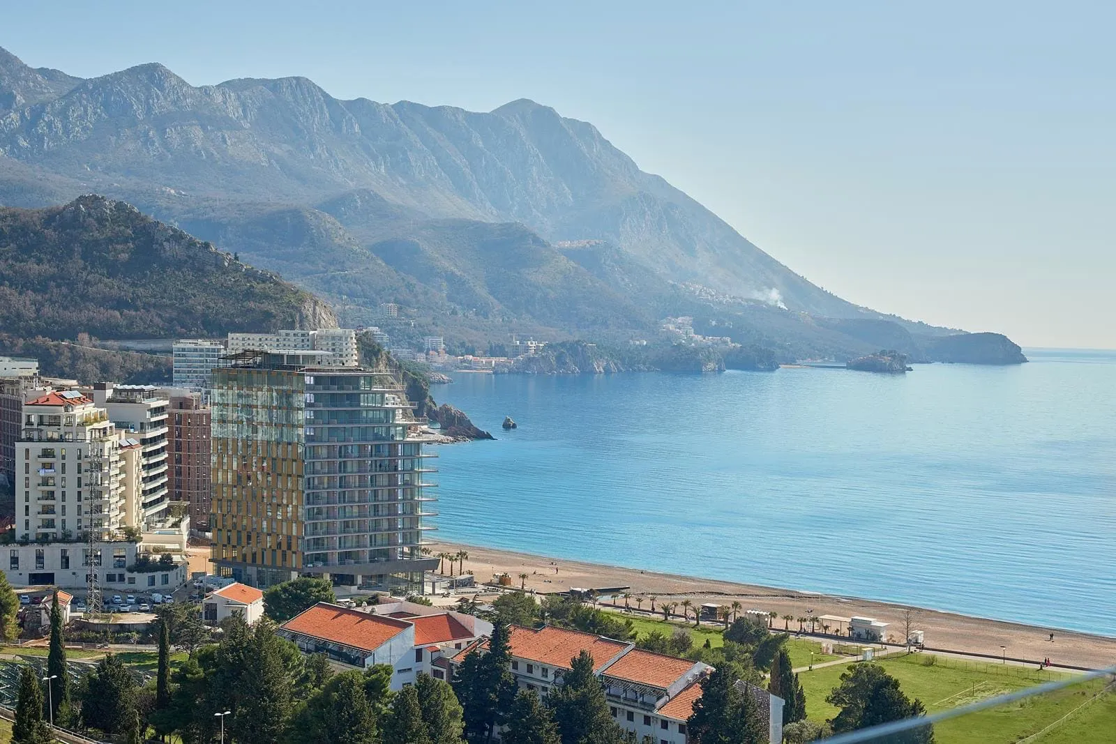 Panoramablick auf die Küste, Berge und städtische Gebäude am Meer.