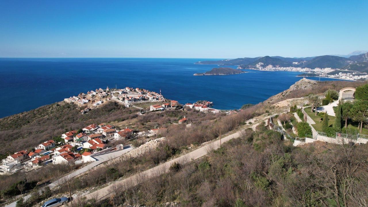 Panoramablick auf ein Grundstück in Blizikuće, Montenegro, mit atemberaubendem Blick auf die Adria und die Berge.