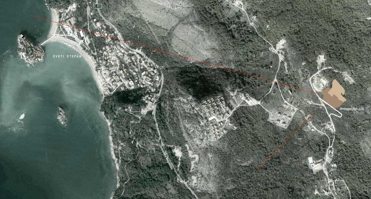 Satellitenkarte des Grundstücks in Blizikuće, Montenegro, mit Lage des Objekts in Bezug auf den Ferienort Sveti Stefan.