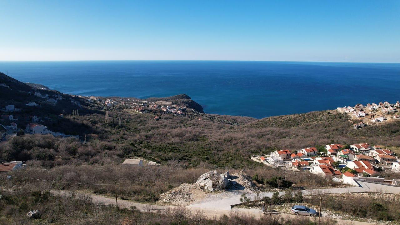 Panoramablick auf das Meer und das Dorf Blizikuće in Montenegro vom Grundstück aus, Blick auf die Küste und die Berge.