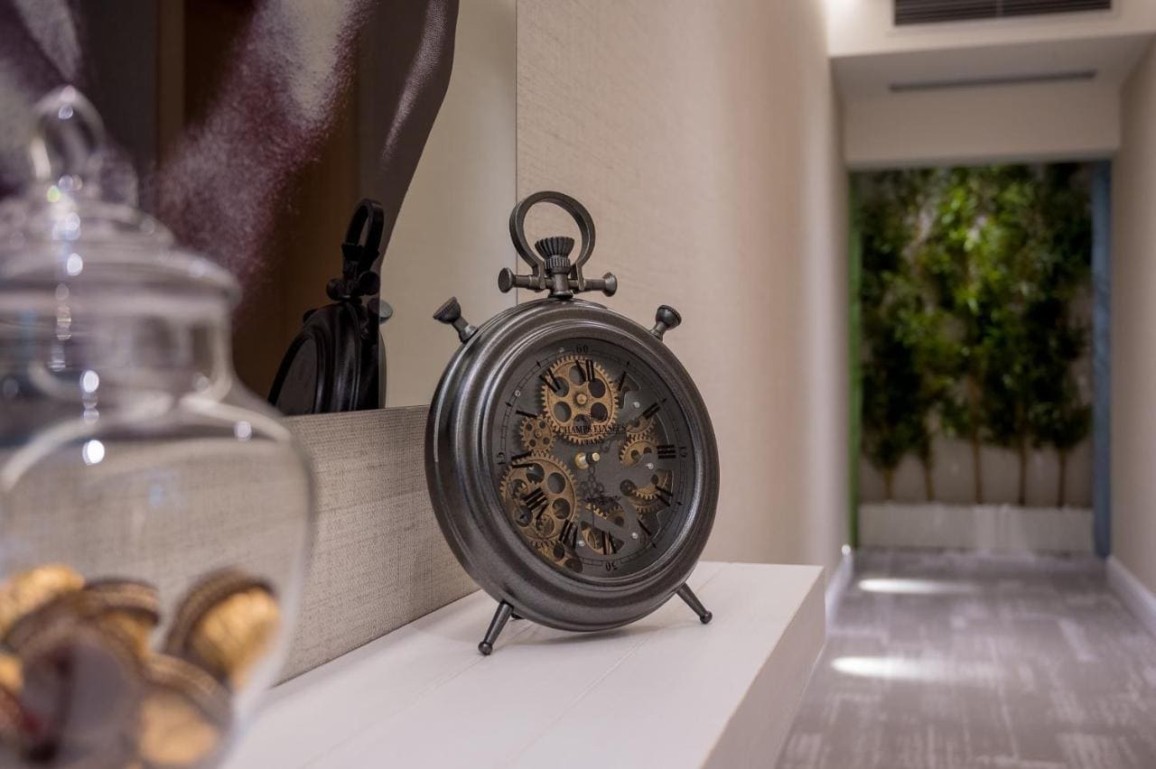 Vintage-Uhr mit Zahnrädern im Interieur eines Hotels in Budva, Montenegro: stilvolle Dekoration und moderne Ausstattung des Zimmers.
