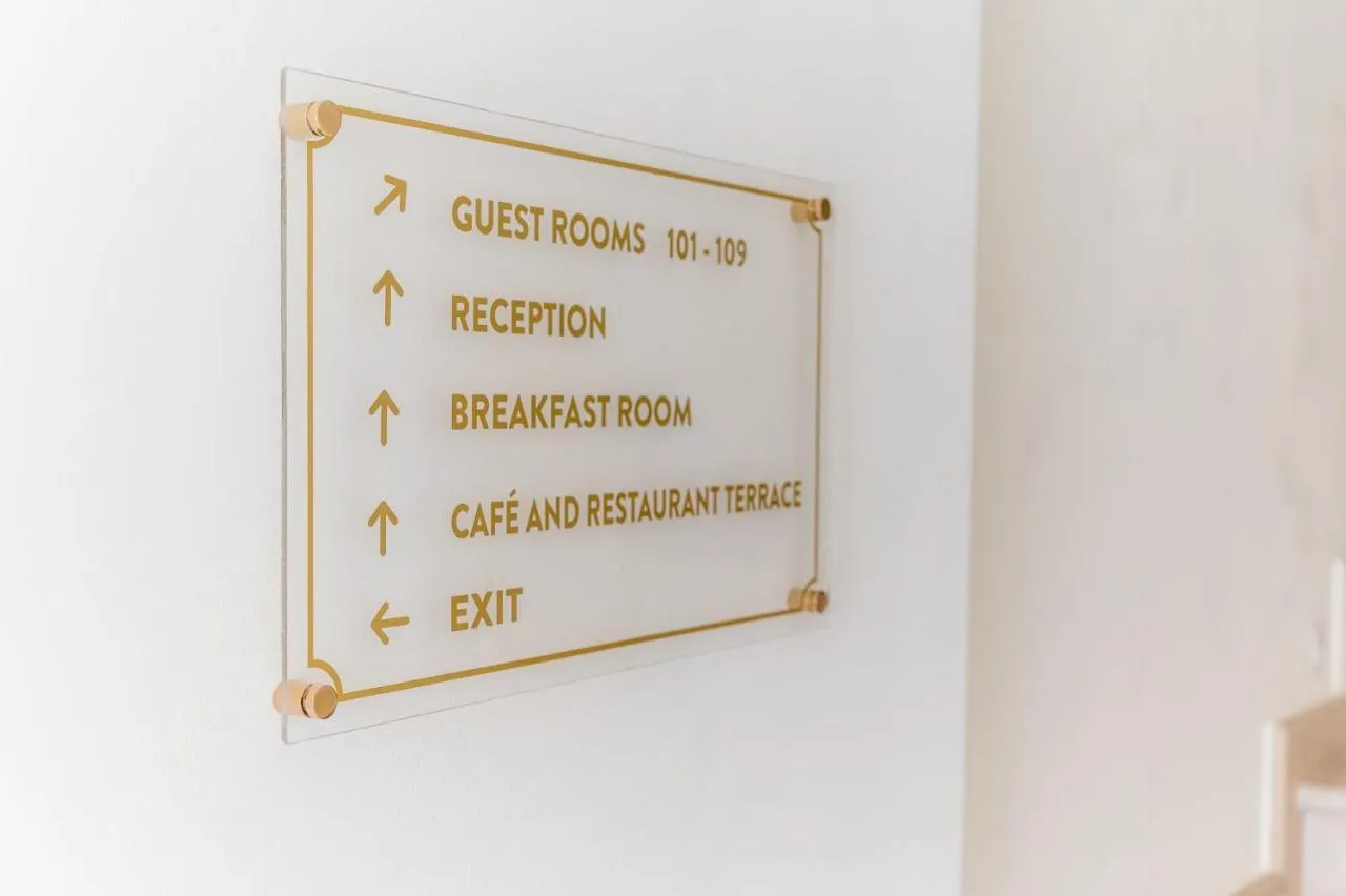 Navigationsschild im Hotel in Budva, Montenegro: Wegweiser zur Rezeption, zu den Zimmern, zum Restaurant und zum Ausgang im Hotelinterieur.