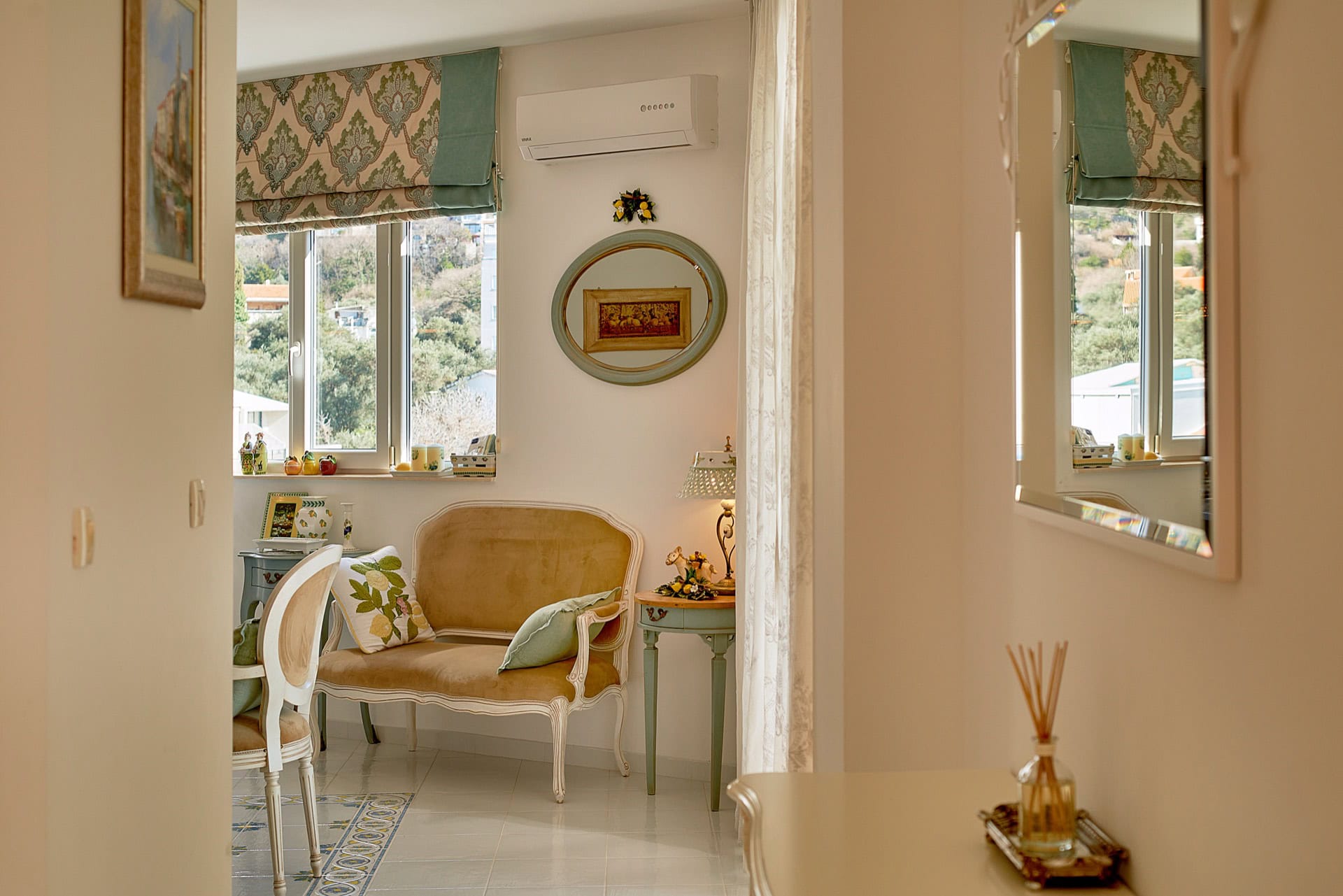 Gemütliches Wohnzimmer mit klassischen Möbeln, Sofa und Bergblick in einer Wohnung, Bečići, Montenegro