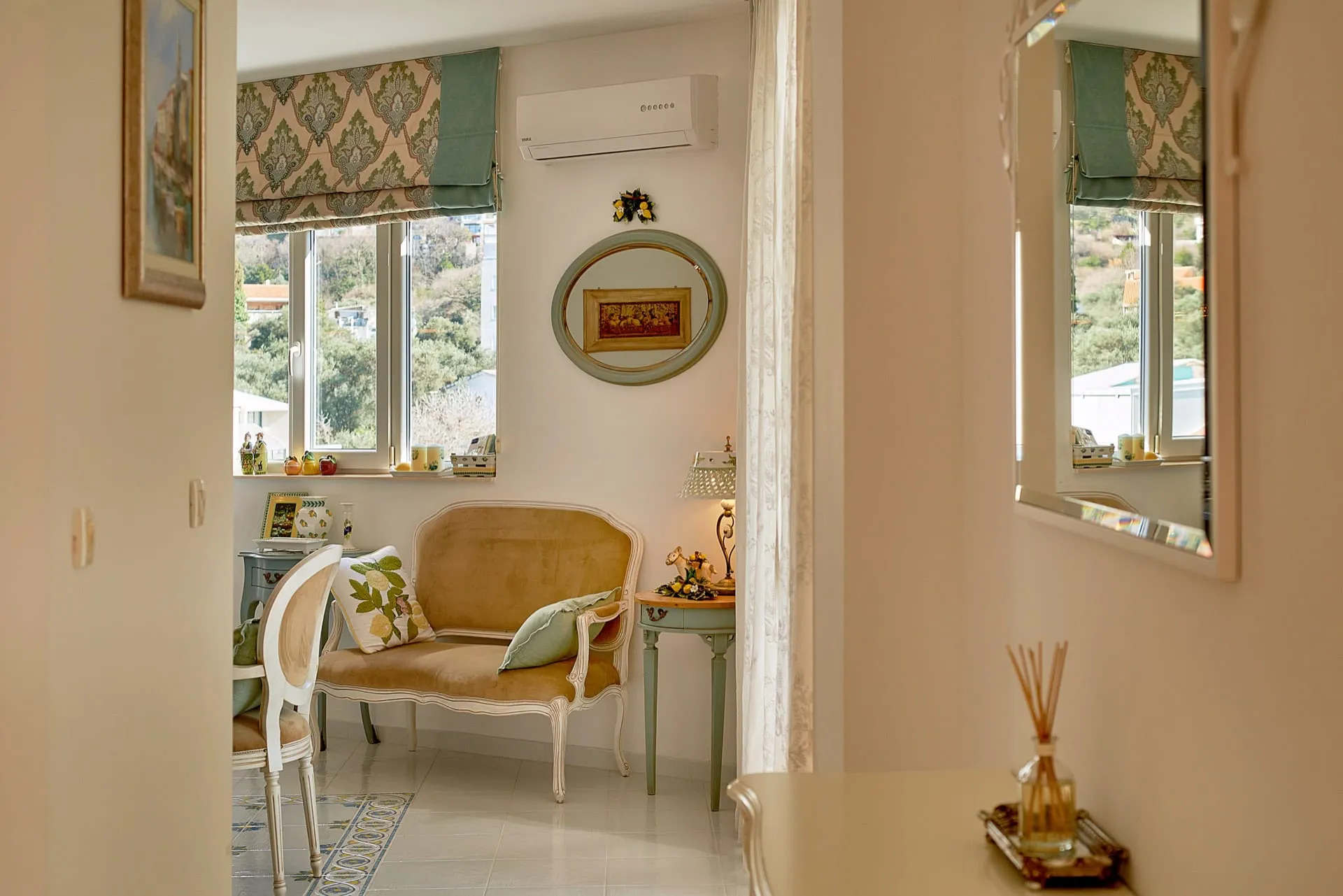 Gemütliches Wohnzimmer mit beigem Sofa, Spiegel und Fenster mit Aussicht im Penthouse in Bečići, Montenegro