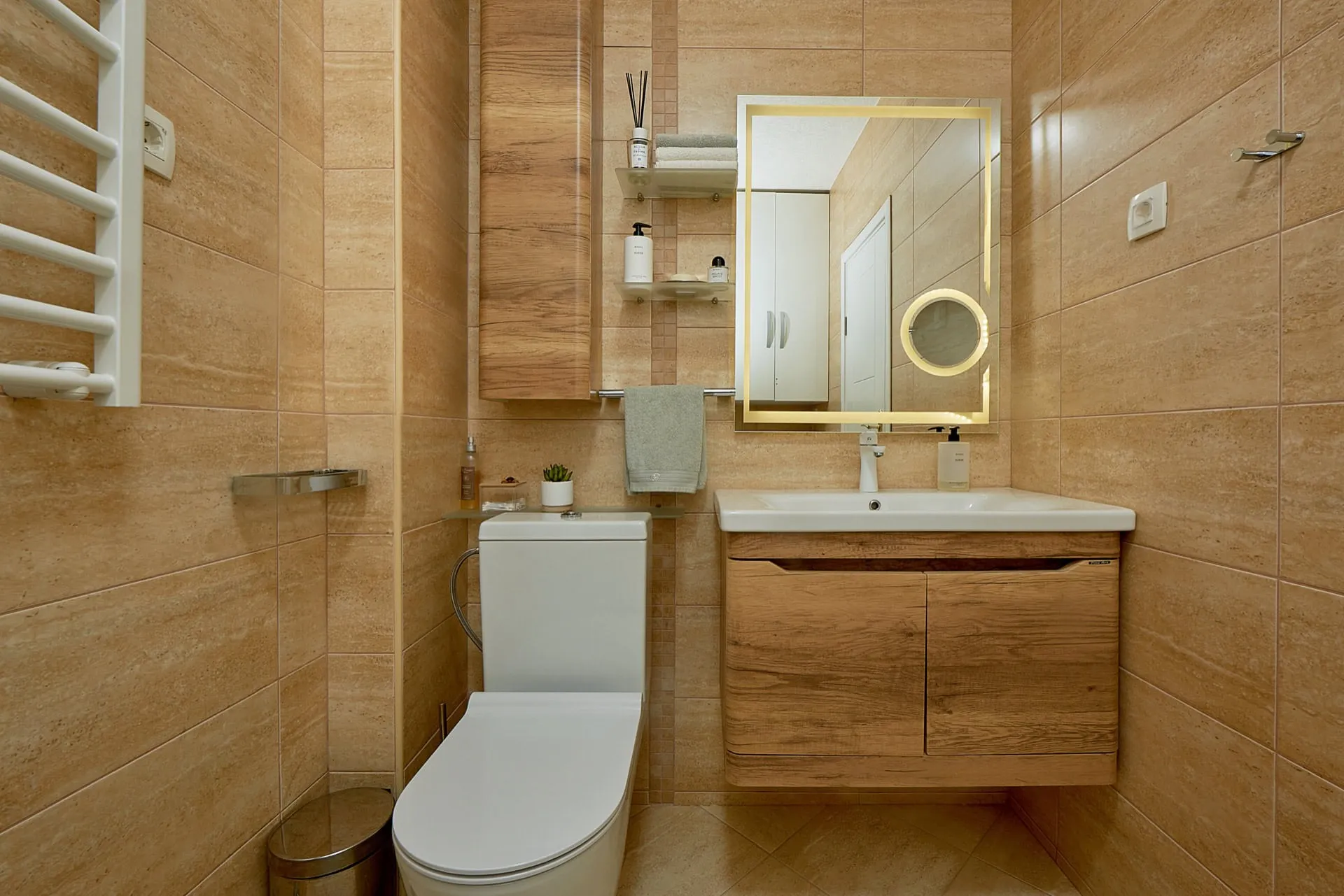 Modernes Badezimmer mit weißer Sanitärkeramik und Holzmöbeln im Penthouse in Bečići, Montenegro