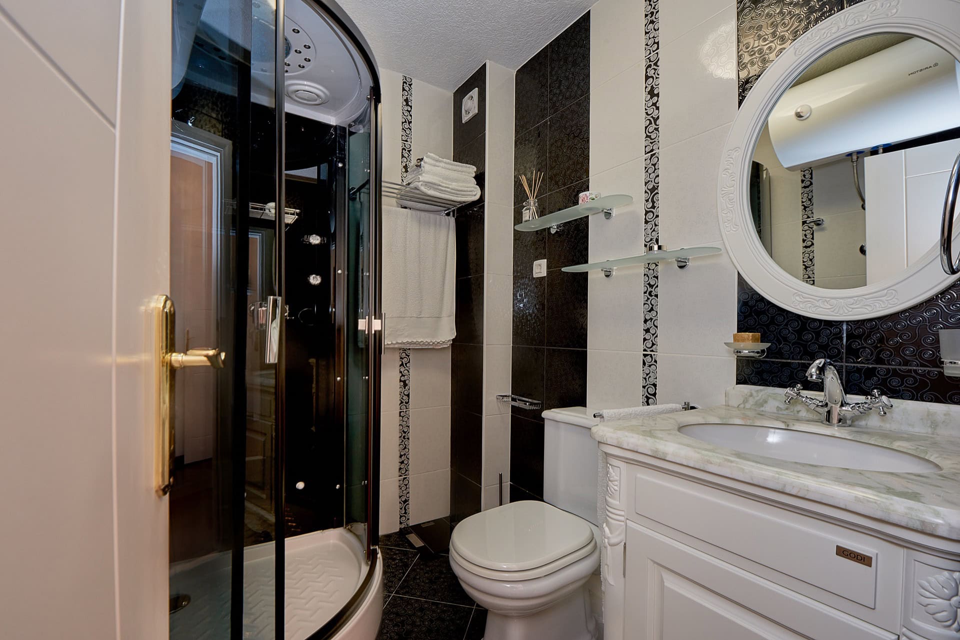 Modernes Badezimmer mit Dusche, Waschbecken und Toilette im Penthouse in Bečići, Montenegro