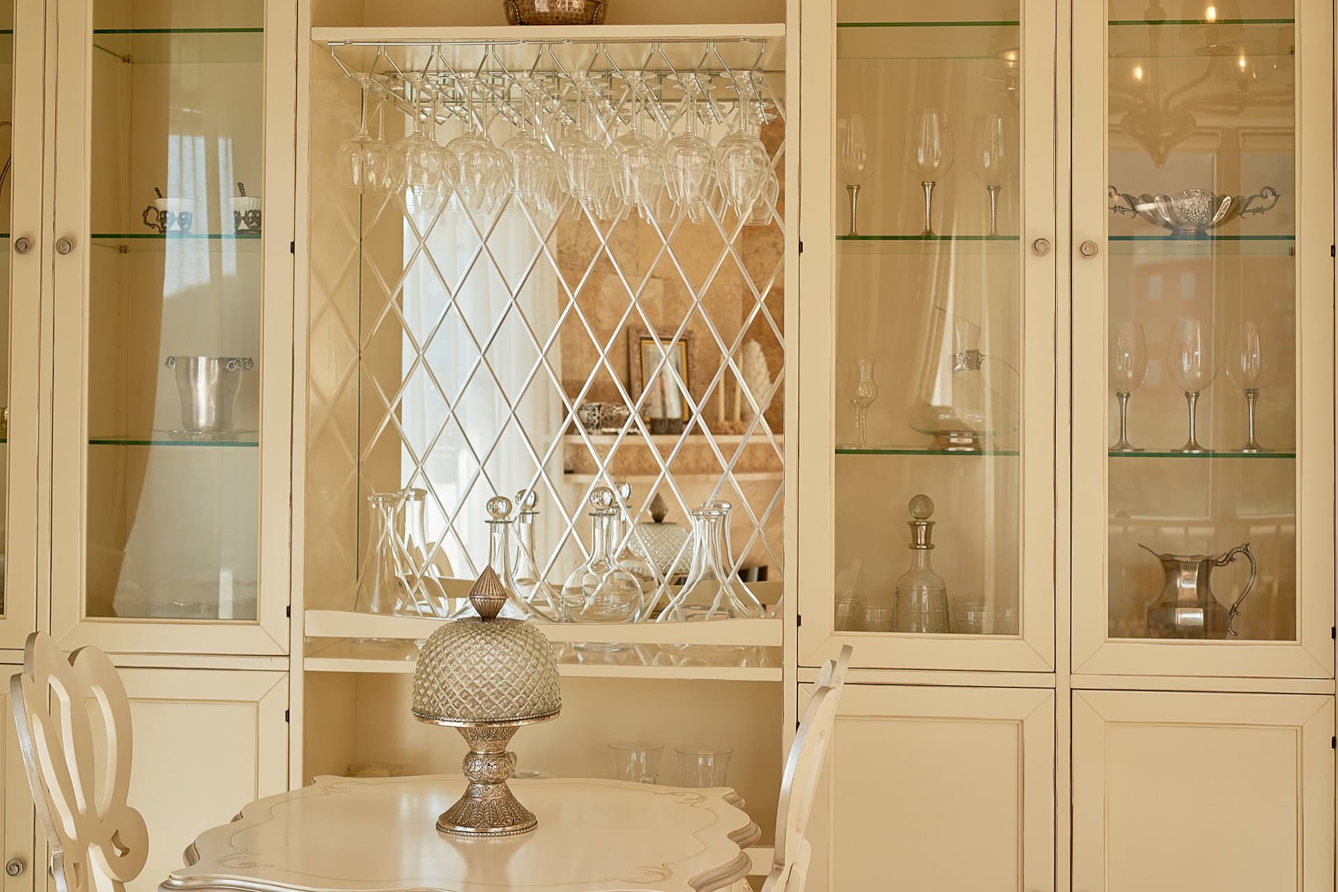 Beiger Sideboard mit Gläsern und Deko in einer Luxuswohnung in Bečići, Montenegro