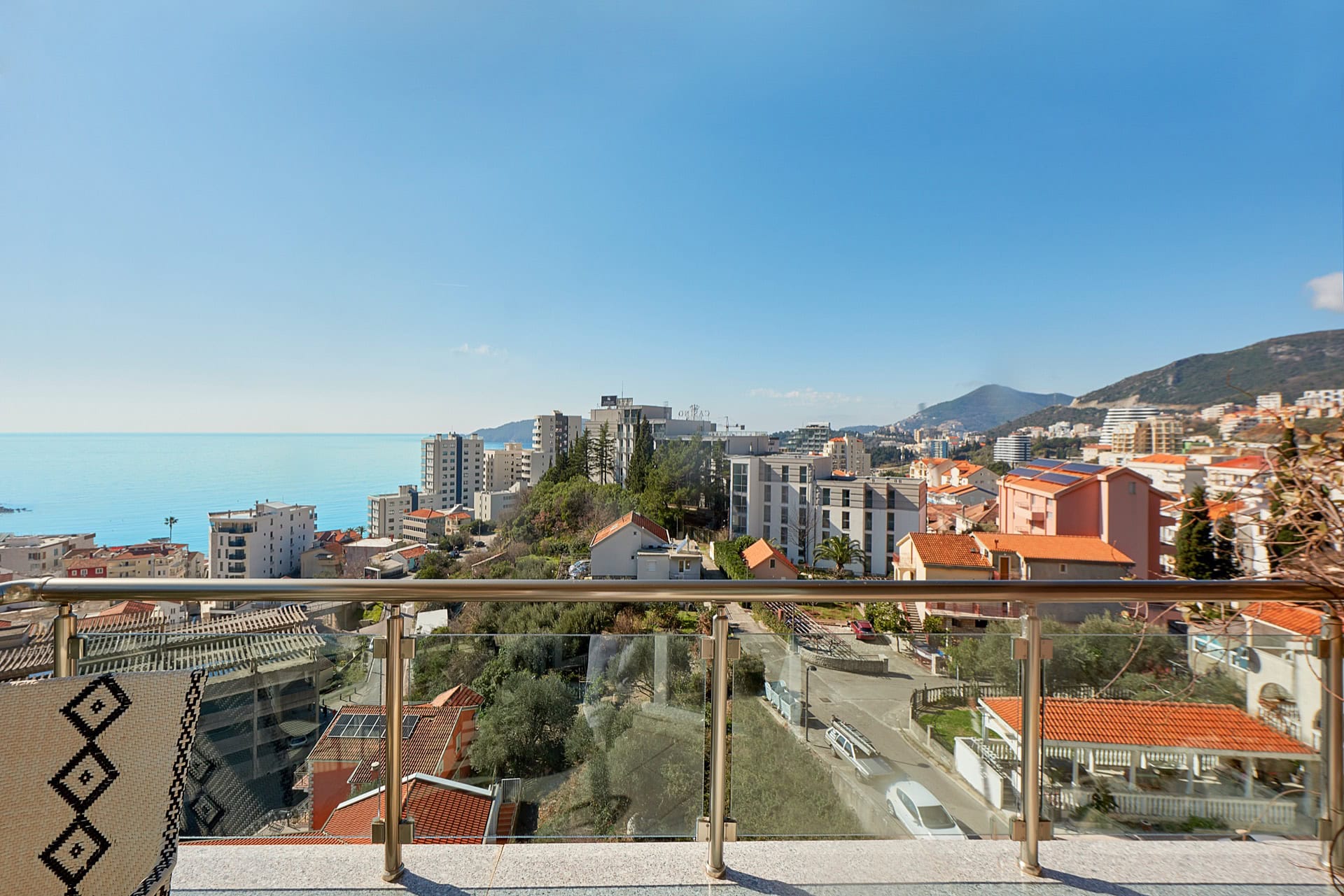 Panoramablick auf das Meer und die Stadt vom Balkon des Penthouses in Bečići, Montenegro