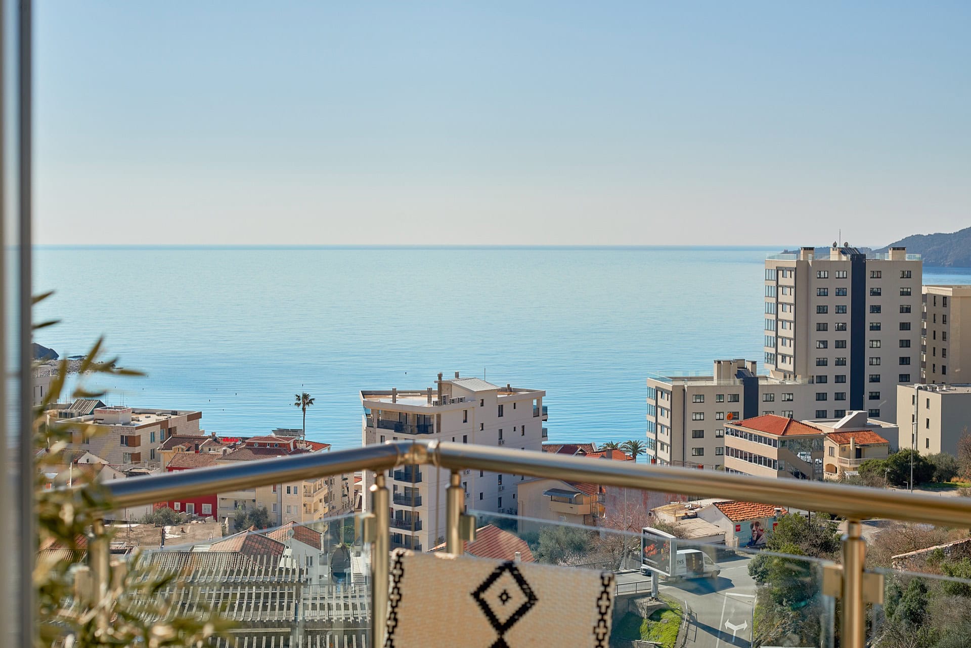 Blick auf das Meer und die Stadt vom Balkon des Penthauses in Bečići, Montenegro