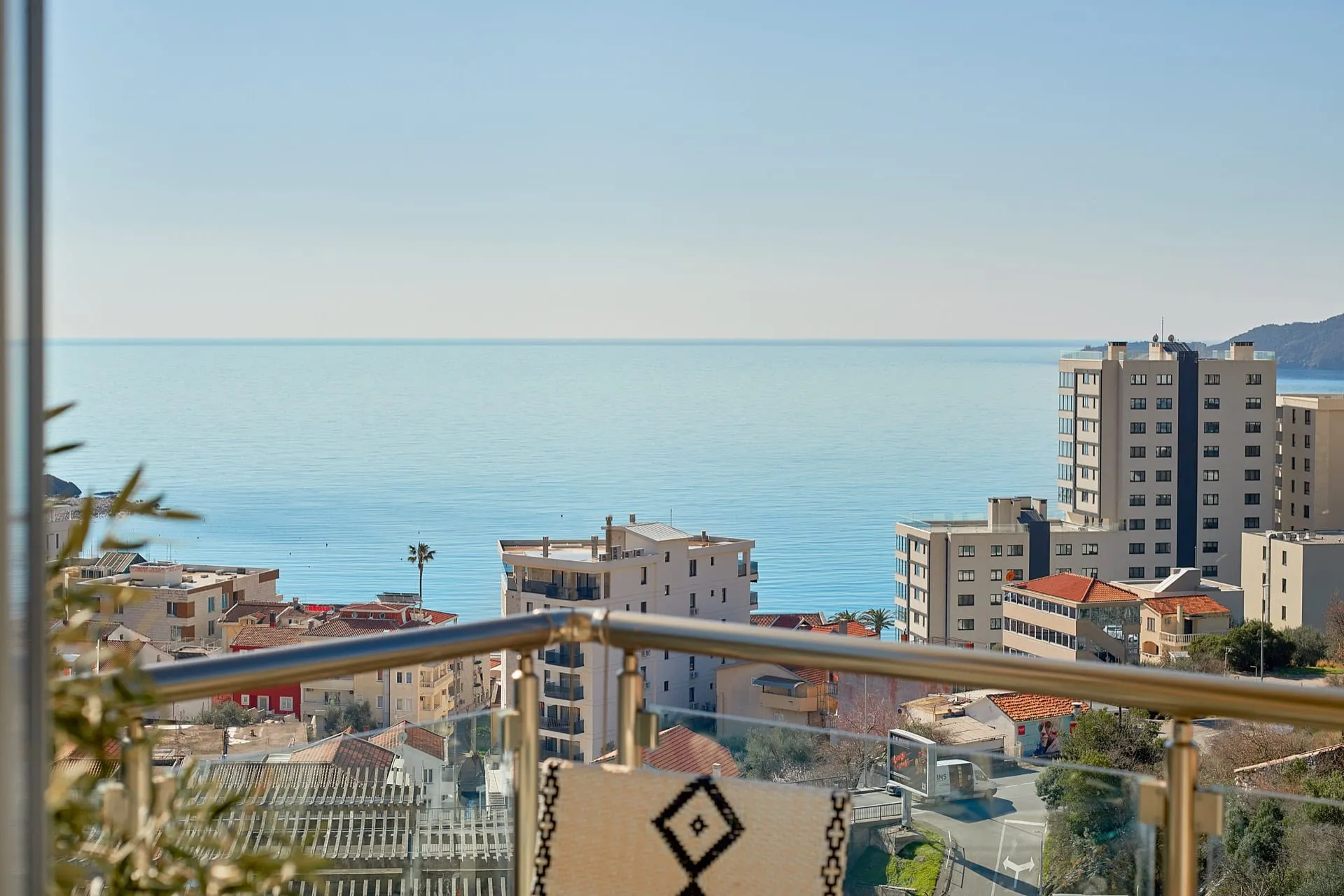 Blick auf das Meer und die Stadt vom Balkon des Penthauses in Bečići, Montenegro