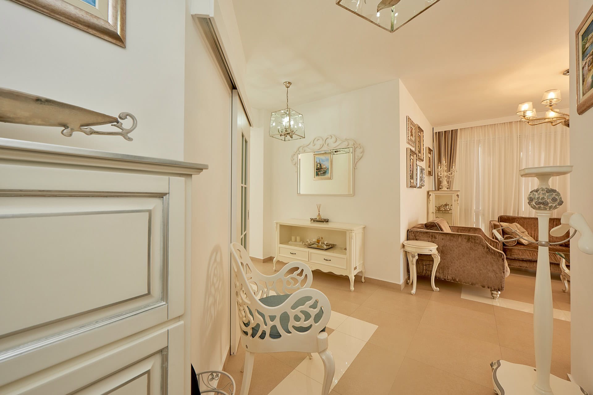 Geräumiges, helles Wohnzimmer im klassischen Stil mit weißen Möbeln im Penthouse in Bečići, Montenegro