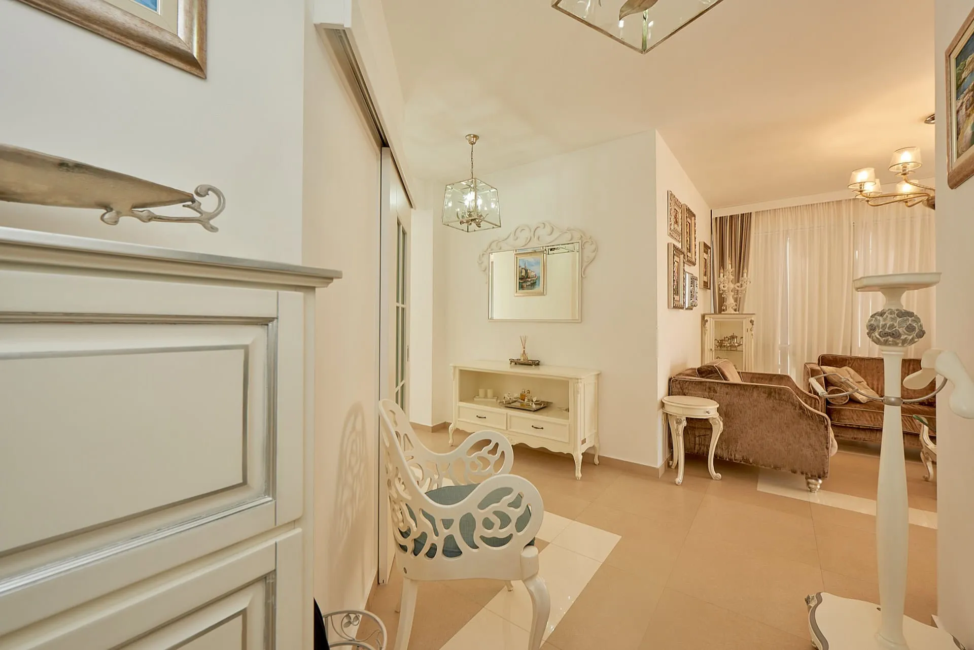 Geräumiges, helles Wohnzimmer im klassischen Stil mit weißen Möbeln im Penthouse in Bečići, Montenegro