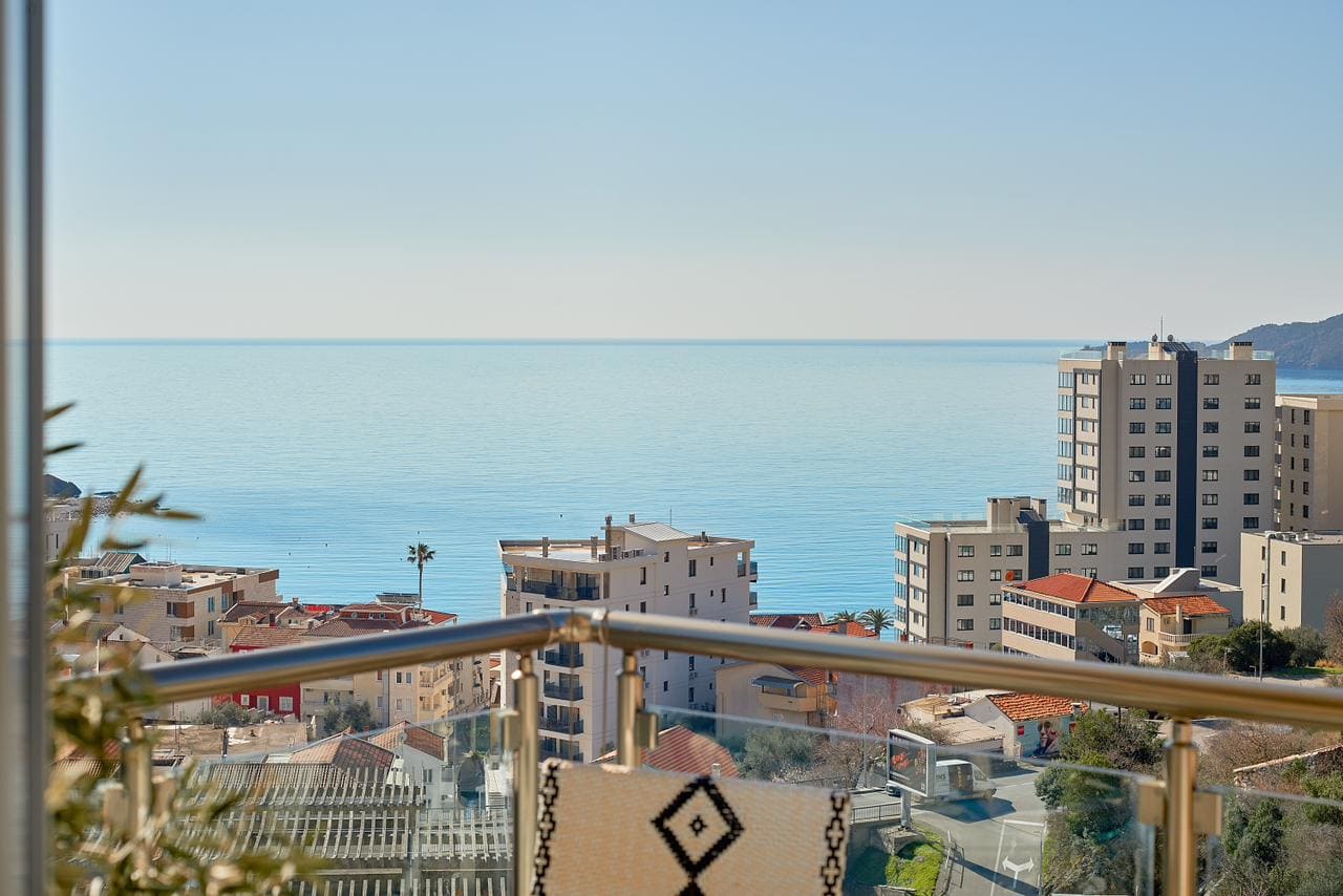 Blick auf das Meer und die Stadt vom Balkon des Penthauses in Bečići, Montenegro