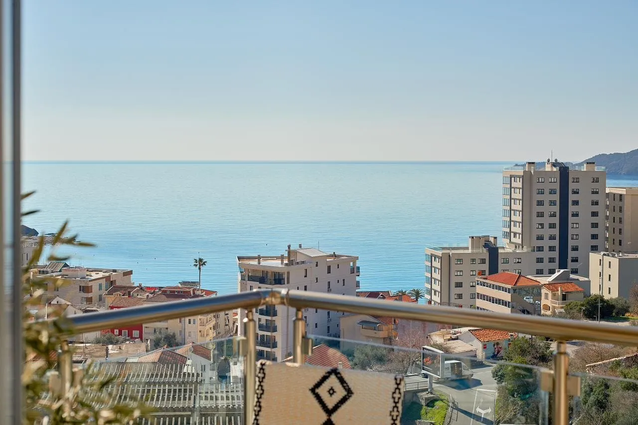 Blick auf das Meer und die Stadt vom Balkon des Penthauses in Bečići, Montenegro
