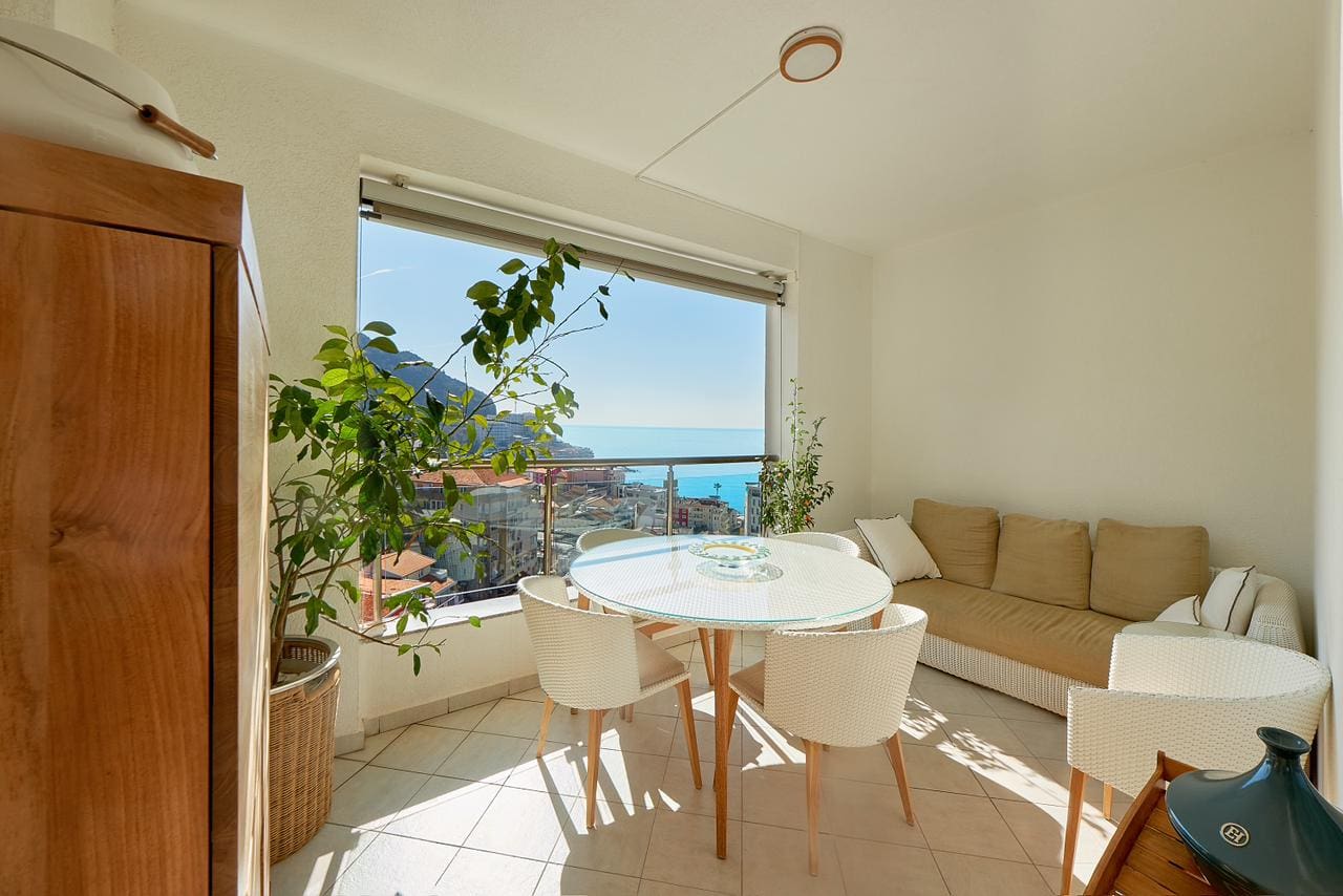 Helle Wohnzimmer mit Panoramafenster und Meerblick im Penthouse, Bečići, Montenegro