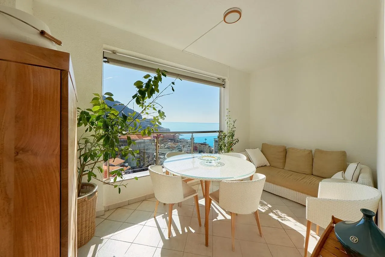 Helle Wohnzimmer mit Panoramafenster und Meerblick im Penthouse, Bečići, Montenegro