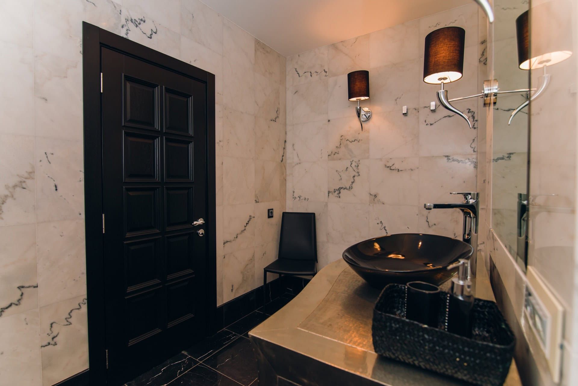 Salle de bains moderne avec finition en marbre et mobilier noir dans une villa à Reževići, Monténégro.