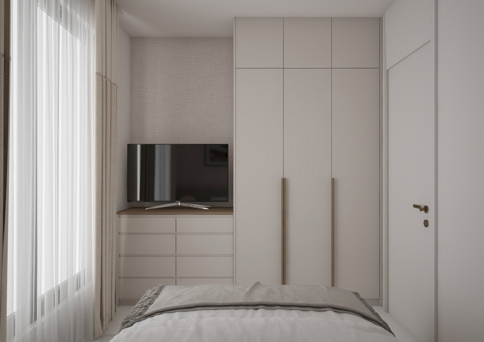 Schlafzimmerinterieur in einer Wohnung in Bečići, Montenegro: Einbauschrank, Kommode mit TV und Panoramafenster mit hellen Vorhängen.