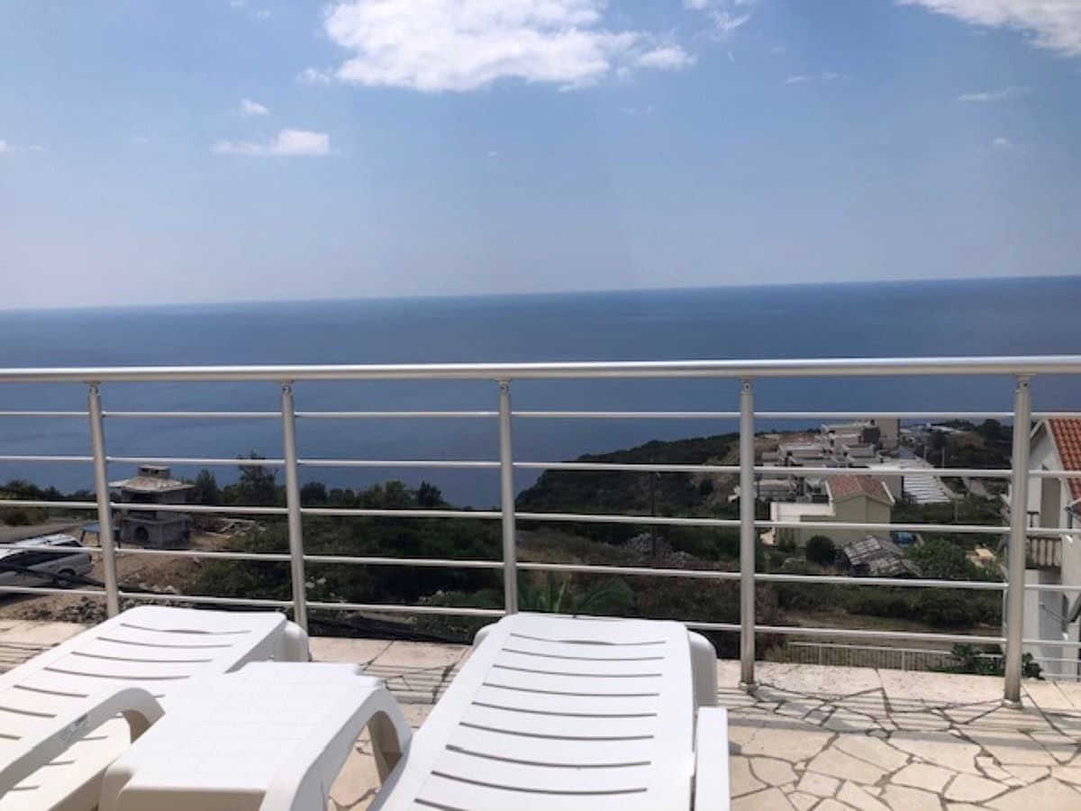 Deniz manzaralı şezlonglu teras, Kırımovitsa köyündeki villa, Karadağ.