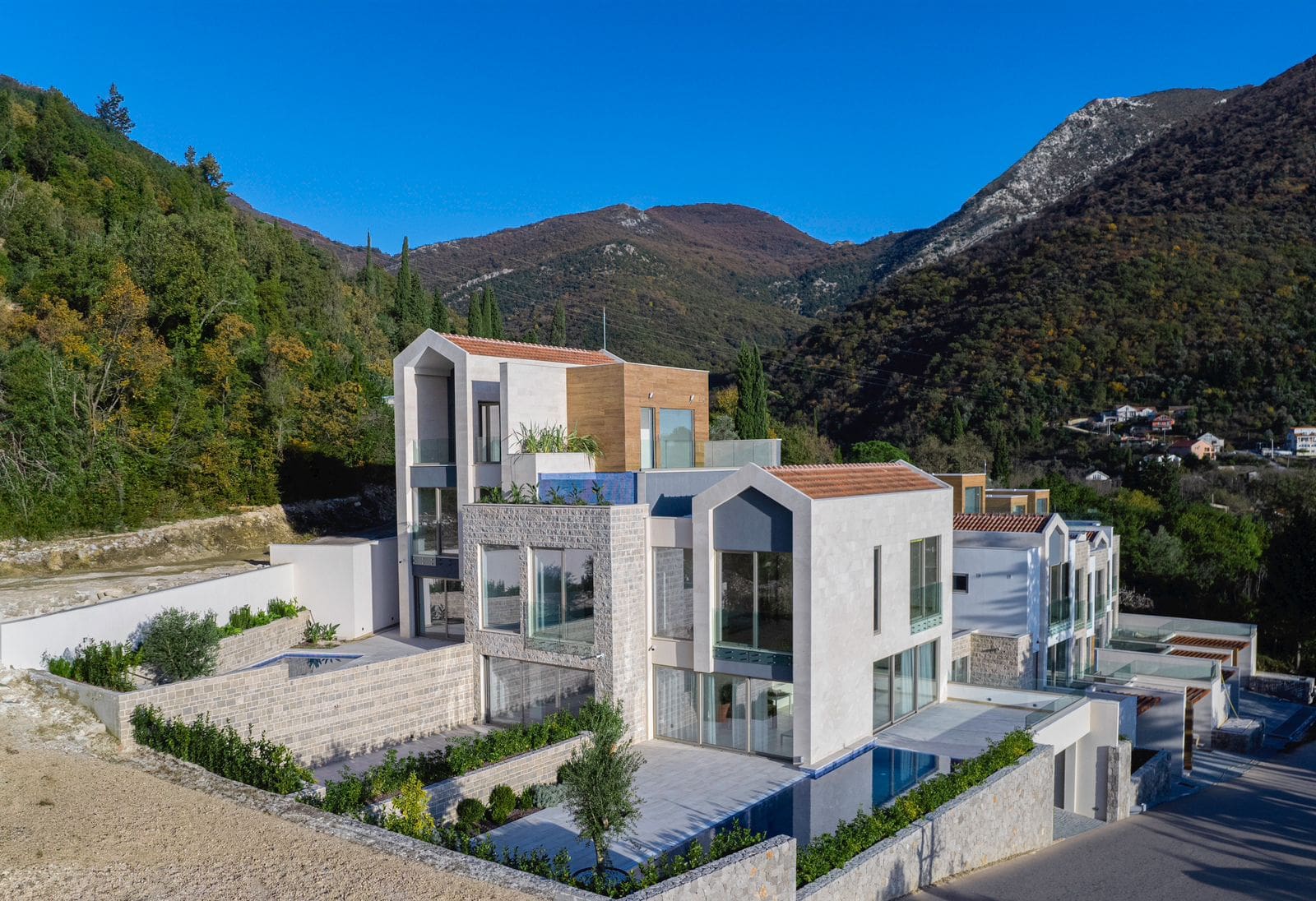 Moderne Villen mit Panoramafenstern, Terrassen und Pools inmitten von Bergen, Wohnanlage in Tivat, Montenegro.