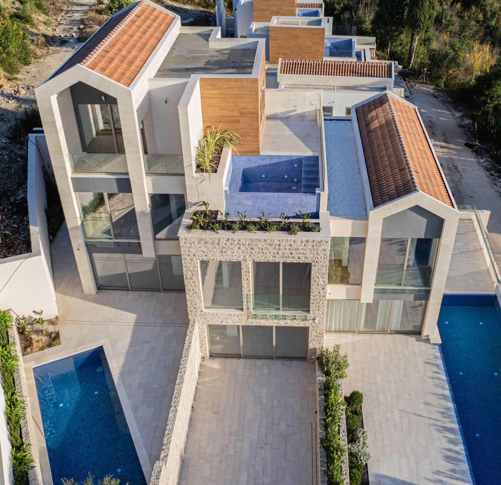 Moderne Villa mit Pools und Steinverkleidung in Tivat, Montenegro: Draufsicht auf die Architektur der Wohnanlage.
