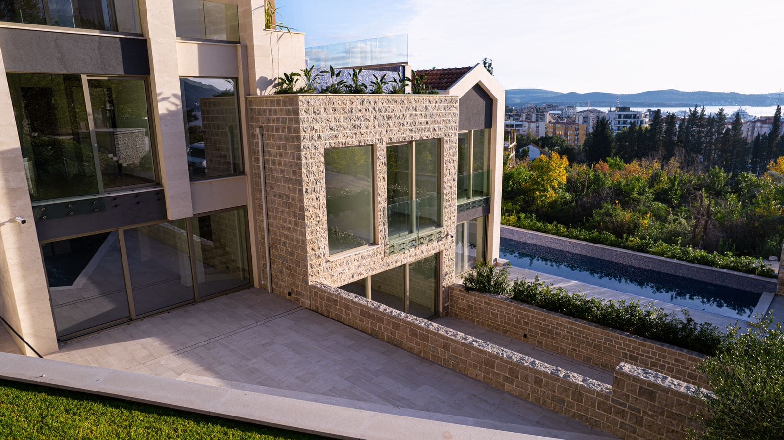 Moderne Villa mit Panoramafenstern, Pool und Meerblick in Tivat, Montenegro. Luxusimmobilie.