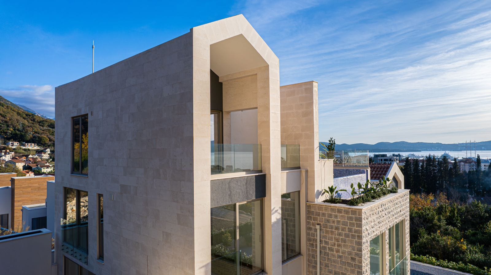 Moderne Villa mit Steinfassade, Terrassen und Meerblick in Tivat, Montenegro. Luxusimmobilie.