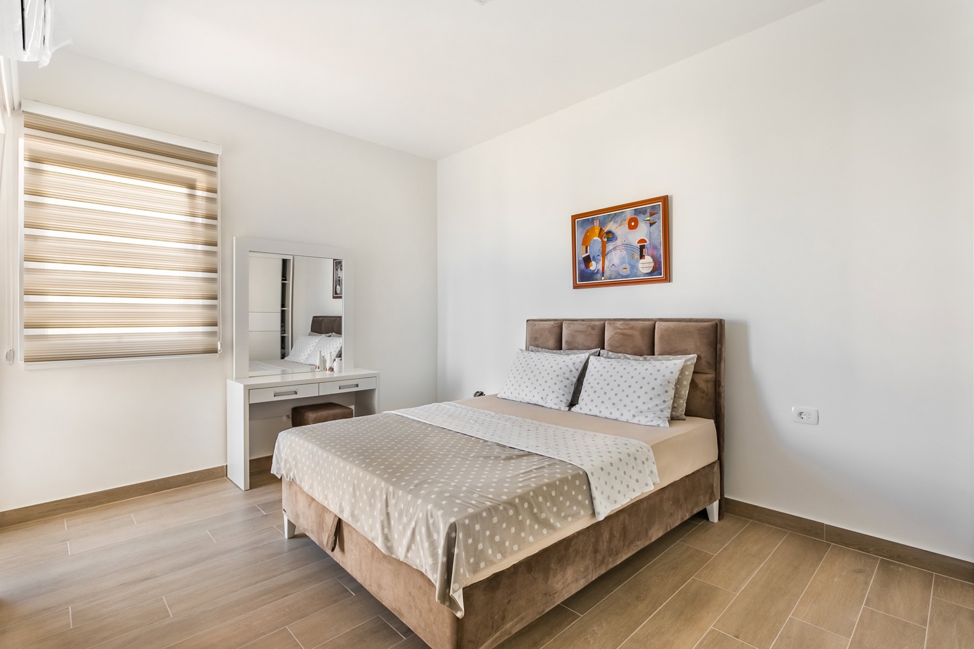 Chambre lumineuse avec lit double et coiffeuse dans un appartement, Seoc, Budva, Monténégro.
