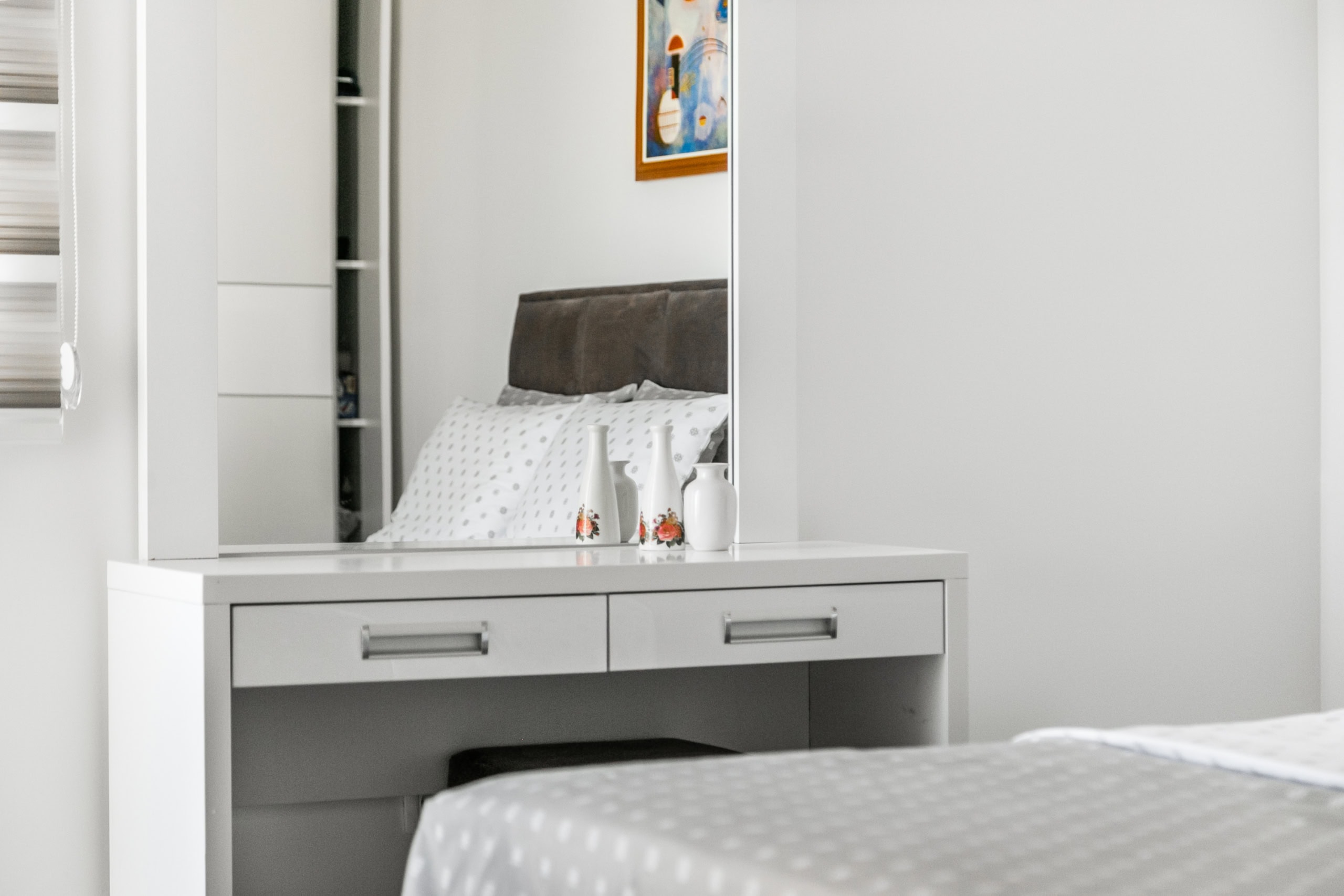 Coiffeuse blanche avec miroir dans l’intérieur de la chambre d’un appartement à Seoce, Budva, Monténégro.