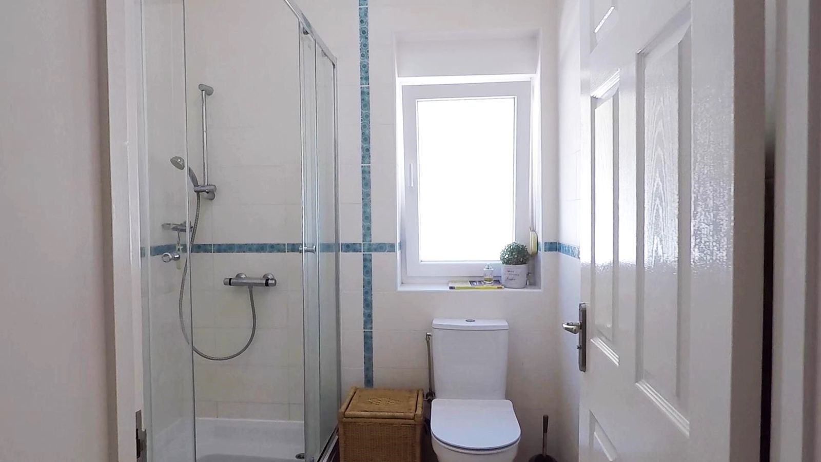 Duş kabini ve penceresi olan aydınlık banyo, Crmovica köyü, Karadağ. Modern sıhhi tesisat.