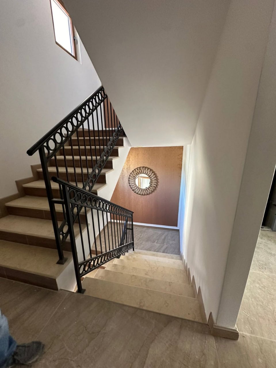 Treppenhaus mit schmiedeeisernem Geländer und Steinstufen im Innenraum der Wohnung, Kumbor, Montenegro.
