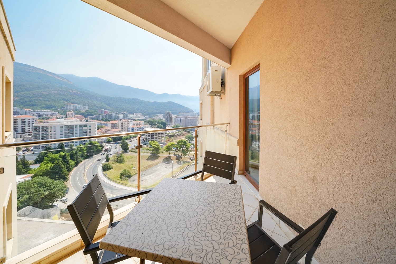 Balkon sa nameštajem i panoramskim pogledom na planine i grad Bečići, Crna Gora u stanu br. 2436