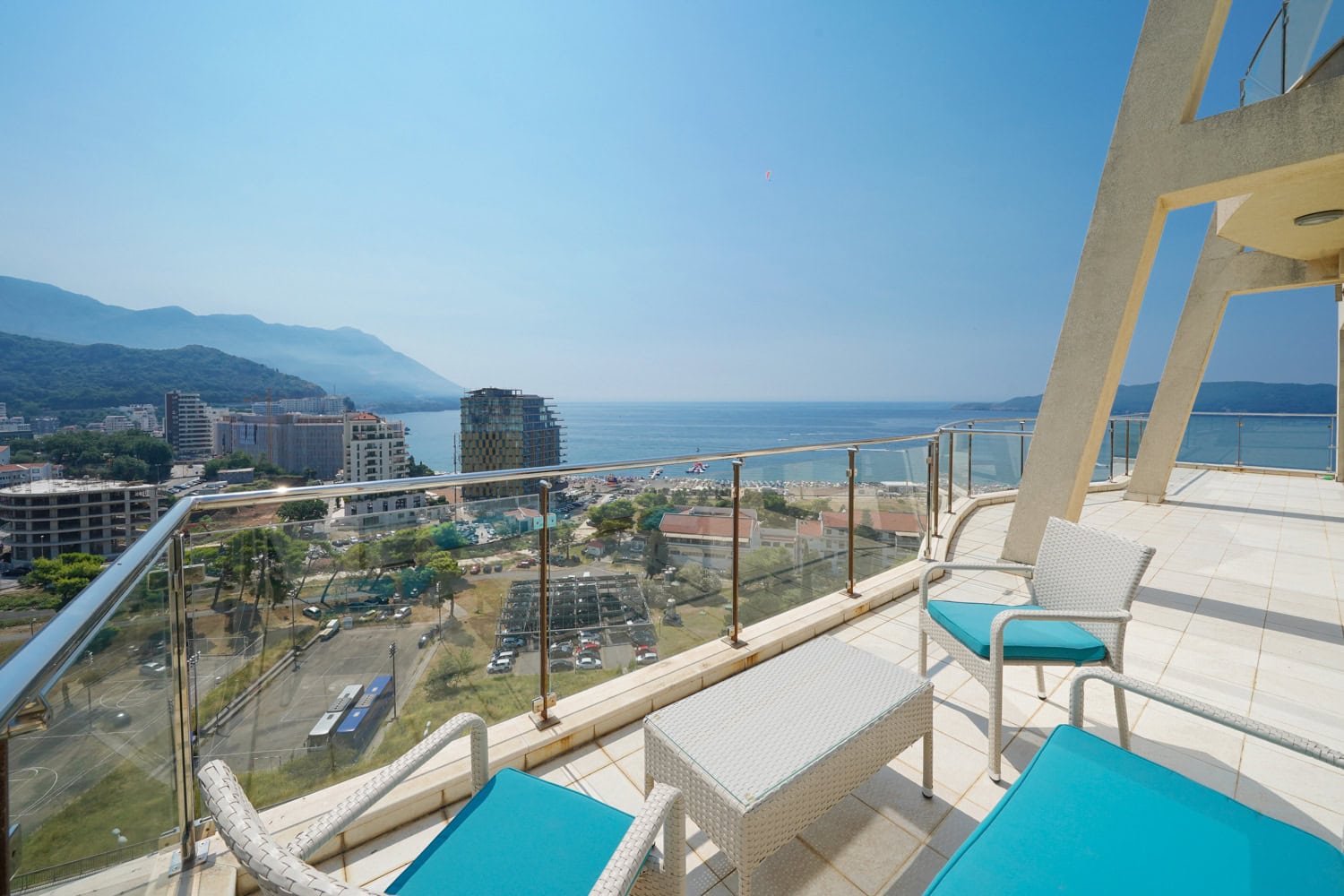 Prostrana terasa sa nameštajem i panoramskim pogledom na more i plažu u Bečićima, Crna Gora. Stan br. 2436.