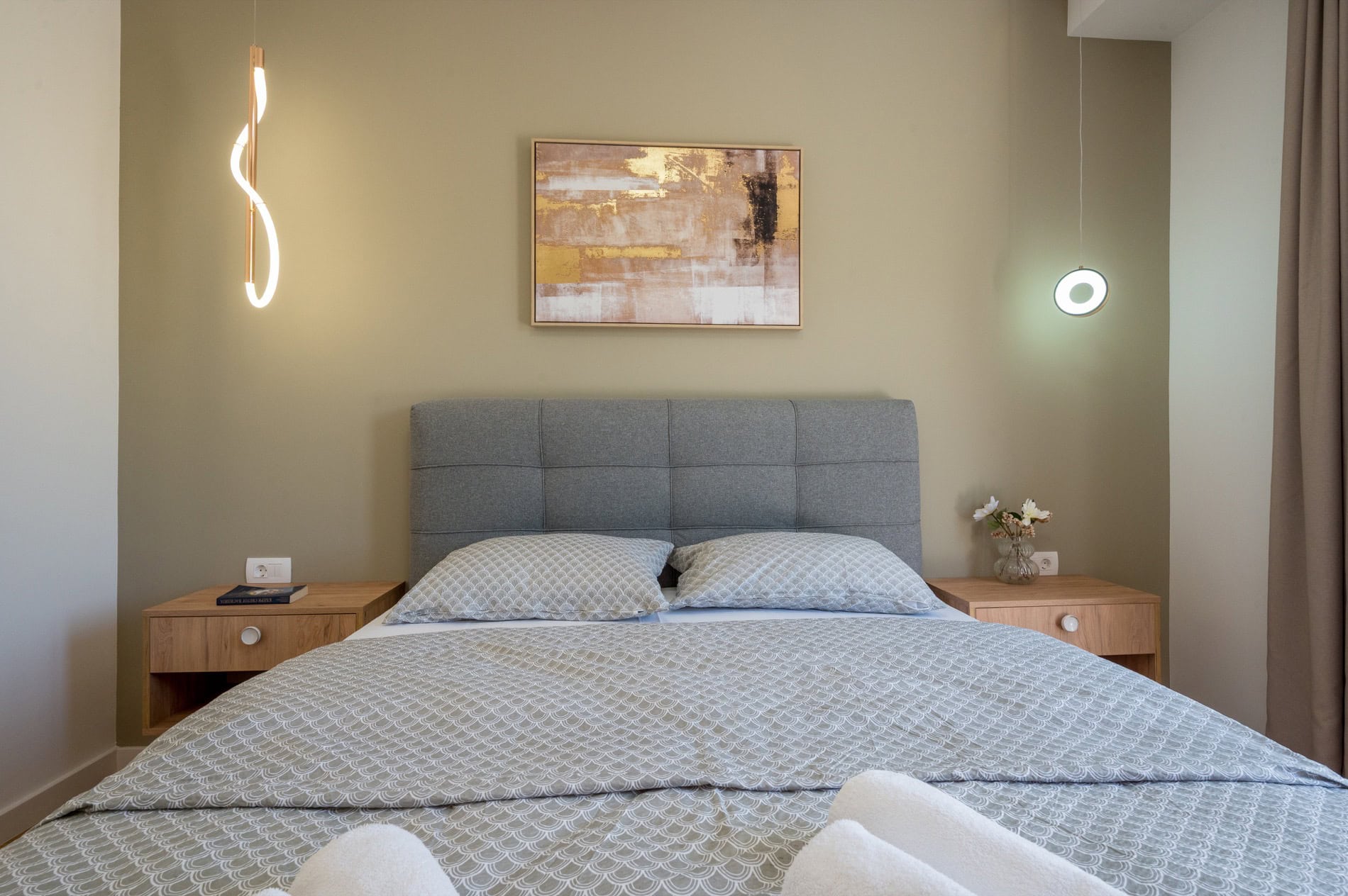 Modernes Schlafzimmer mit Doppelbett und Designerbeleuchtung in einer Villa in Tivat, Montenegro.