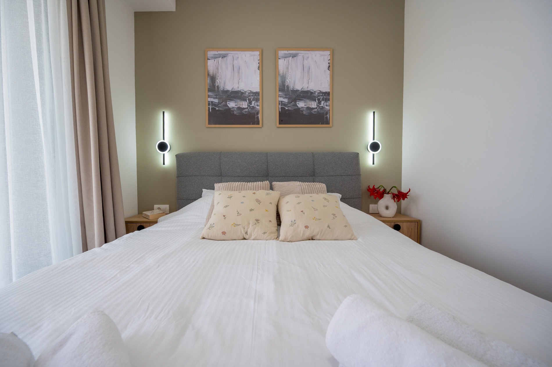 Modernes Schlafzimmer mit Doppelbett in einer Villa in Tivat, Montenegro: stilvolles Interieur, Dekor und Beleuchtung.