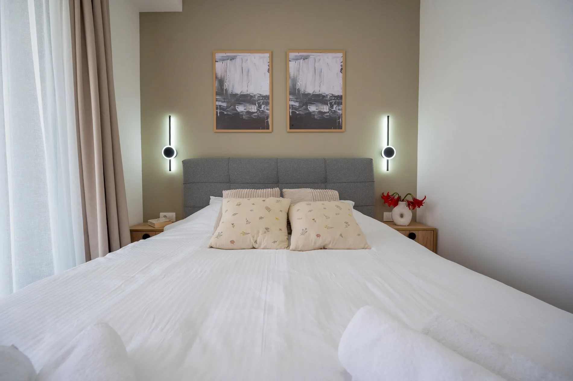 Modernes Schlafzimmer mit Doppelbett in einer Villa in Tivat, Montenegro: stilvolles Interieur, Dekor und Beleuchtung.