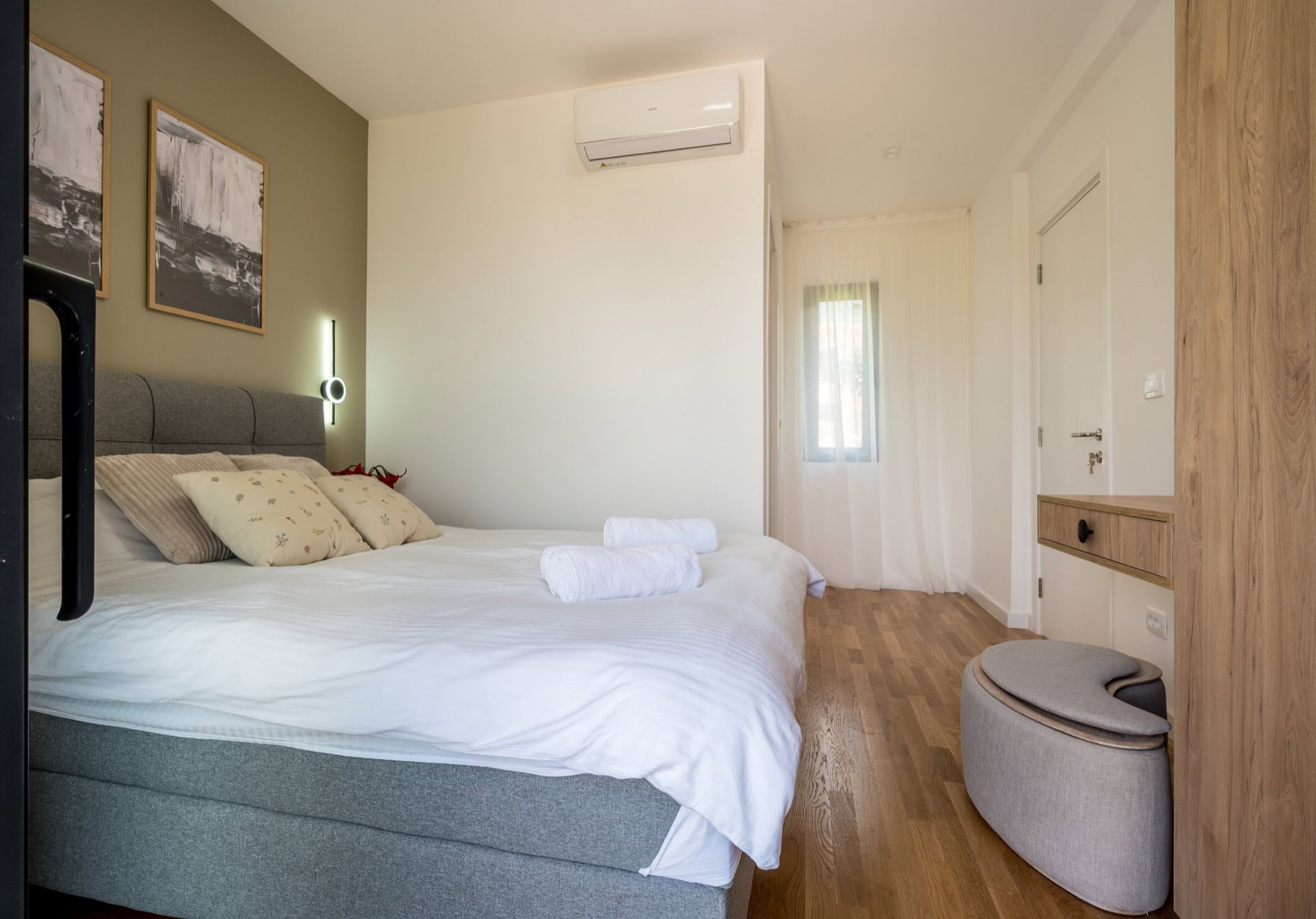 Modernes Schlafzimmer mit Doppelbett in einer Villa in Tivat, Montenegro: Parkett, Klimaanlage und stilvolles Interieur.