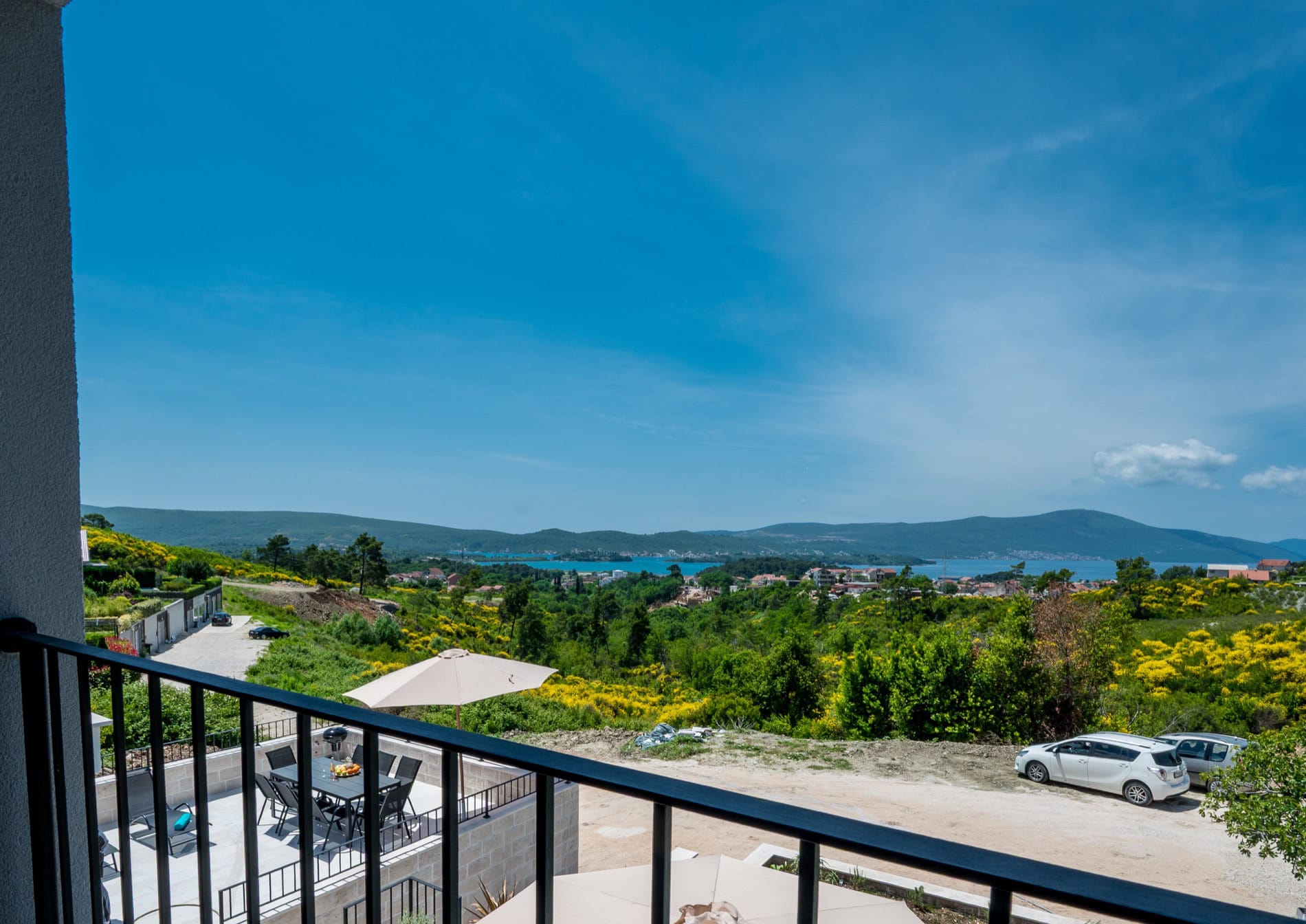 Blick vom Balkon der Villa in Tivat, Montenegro: Terrasse mit Möbeln und Panoramablick auf Meer und Berge.