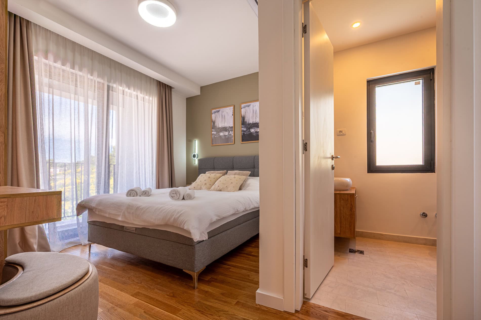Modernes Schlafzimmer mit Doppelbett und Badezimmer in einer Villa, Stadt Tivat, Montenegro.