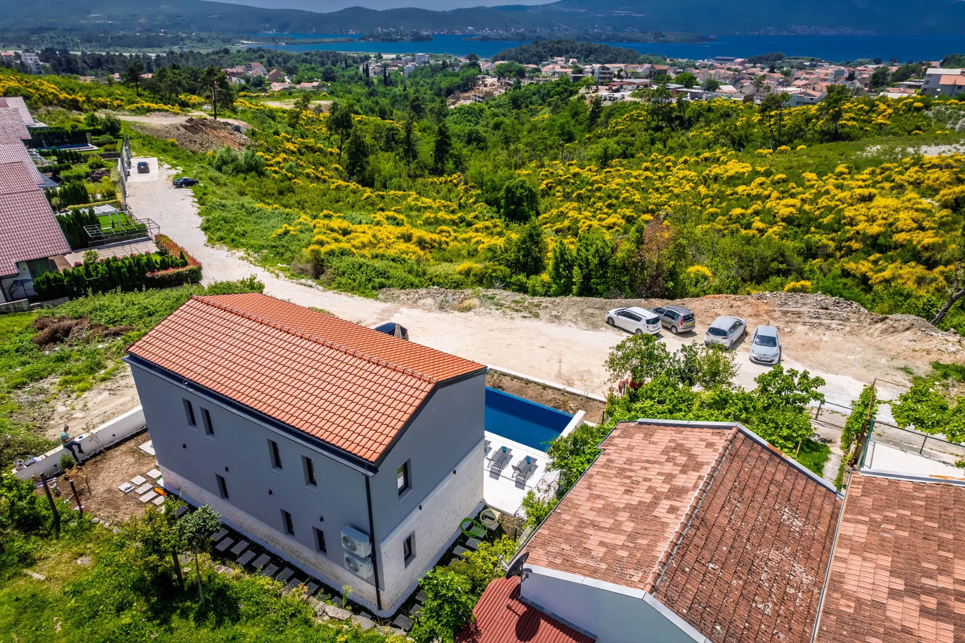 Villa in Tivat, Montenegro: Blick von oben auf das Haus mit Pool, Terrasse und Panoramablick auf das Meer und die Berge.