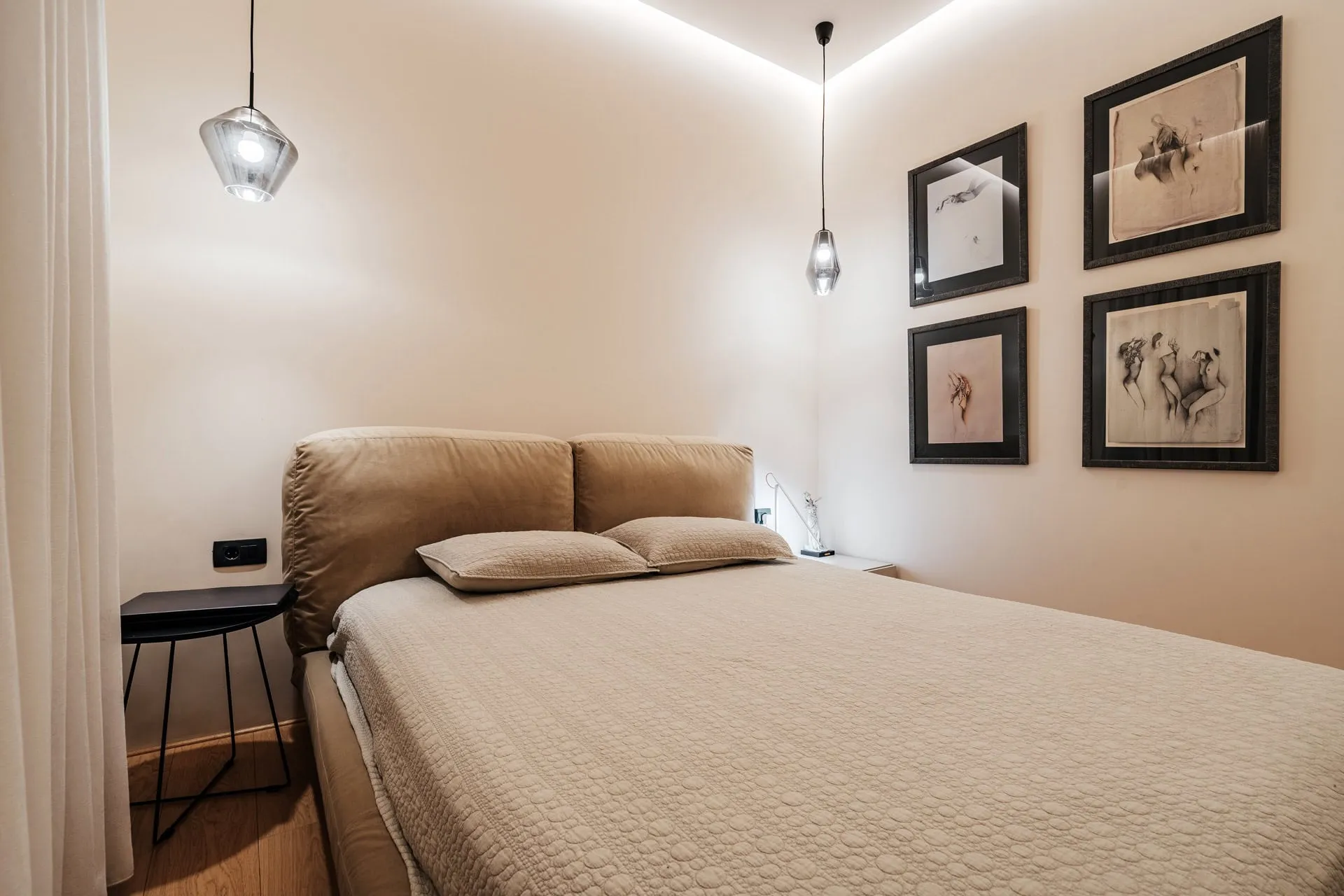 Modernes Schlafzimmer mit Doppelbett und Designerbeleuchtung in einer Wohnung, Bečići, Montenegro.