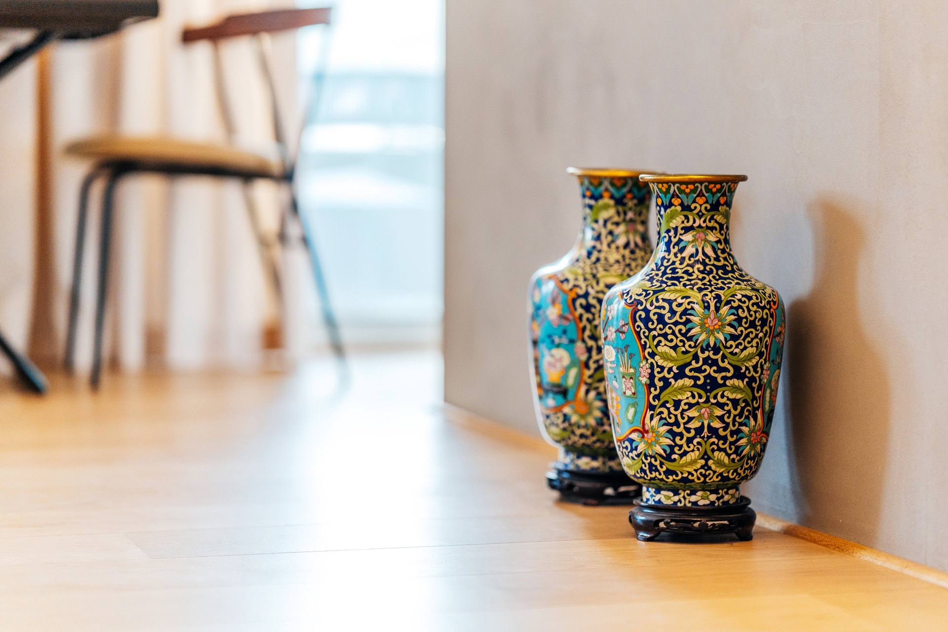 Zwei dekorative Vasen mit orientalischem Muster im Wohnzimmer einer Wohnung in Bečići, Montenegro.
