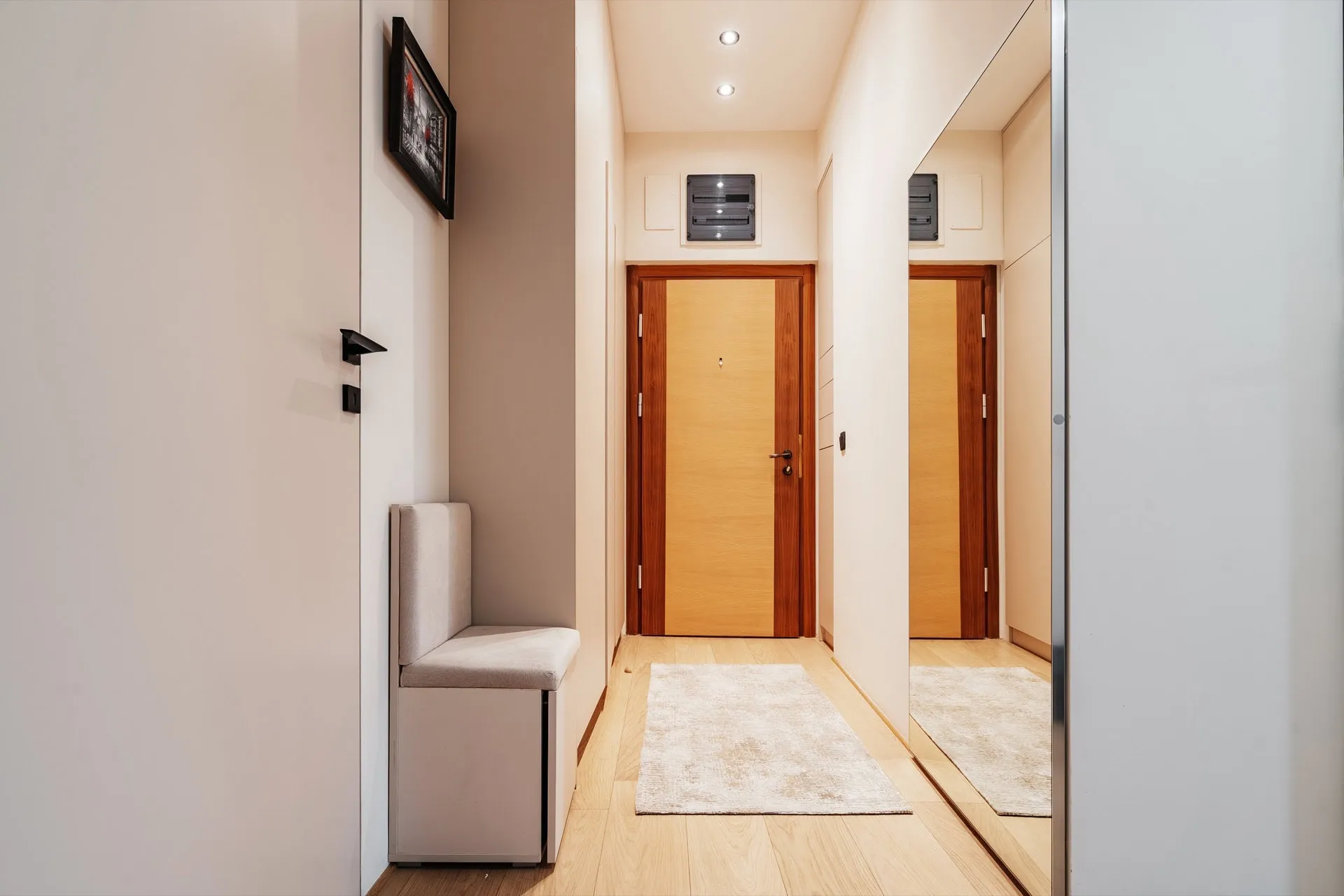 Moderne Diele mit Spiegelschrank und heller Ausstattung in einer Wohnung in Bečići, Montenegro.