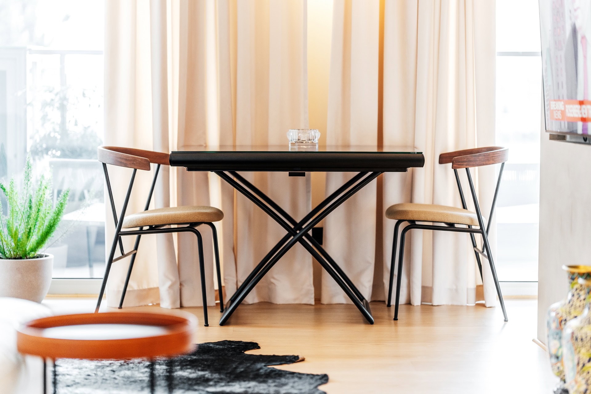 Essbereich mit modernem Tisch und Stühlen im Wohnzimmer einer Wohnung in Bečići, Montenegro.
